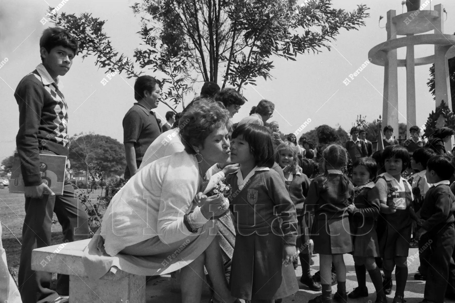 Lima - 09 mayo 1979 / Con la ternura, un grupo de pequeños escolares rinde homenaje a las madres en el Monumento a la Madre de Jesús María. Foto: Víctor Palomino / Archivo Histórico de El Peruano.