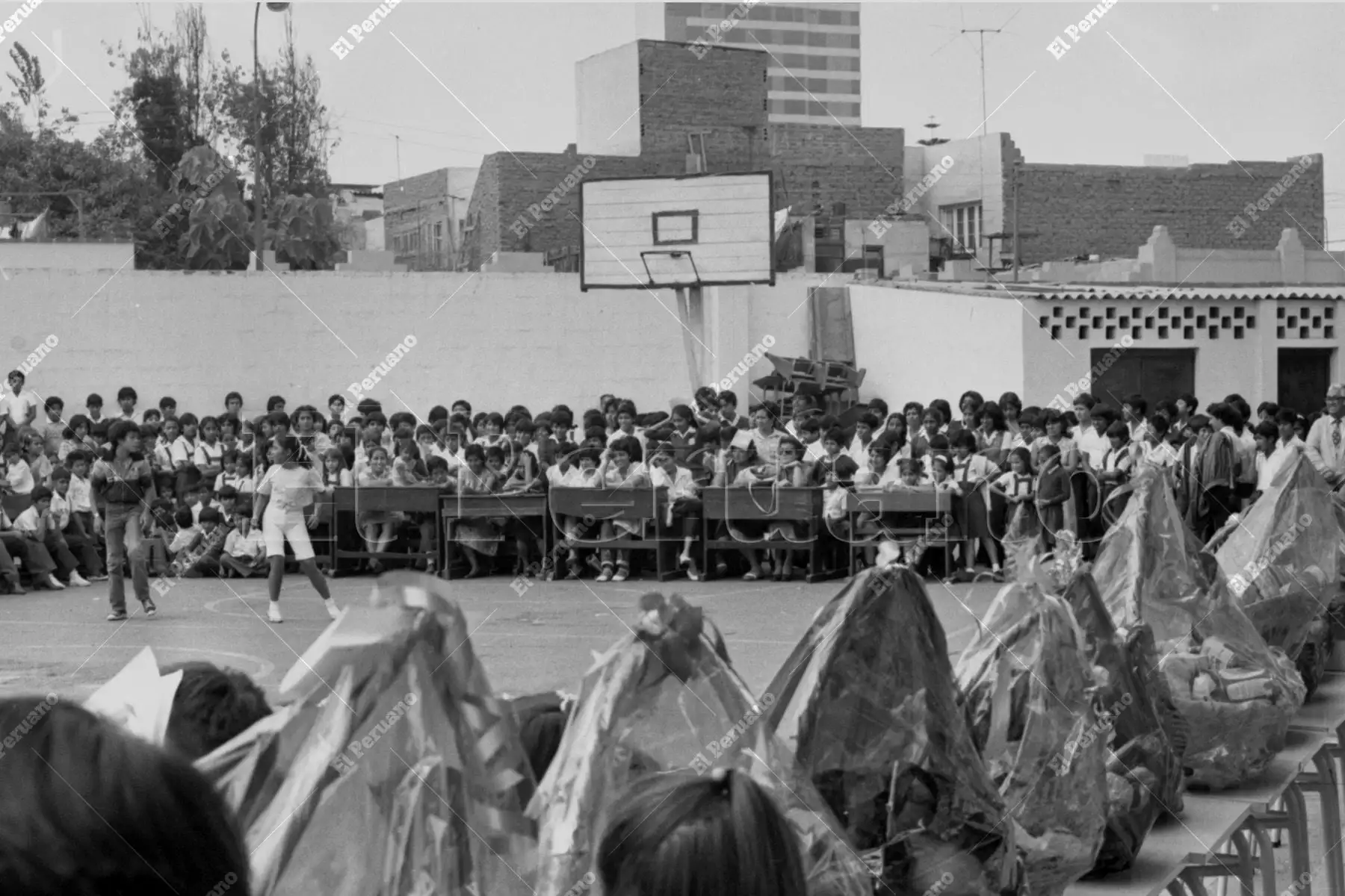 Lima - 11 mayo 1984 / En el colegio Scipión Llona de Miraflores, las canastas de regalo se lucen en la actuación del Día de la Madre. Un símbolo de los sorteos escolares que, año tras año, rinden tributo a las madres de familia.  Foto: Archivo Histórico de El Peruano / Víctor Palomino.