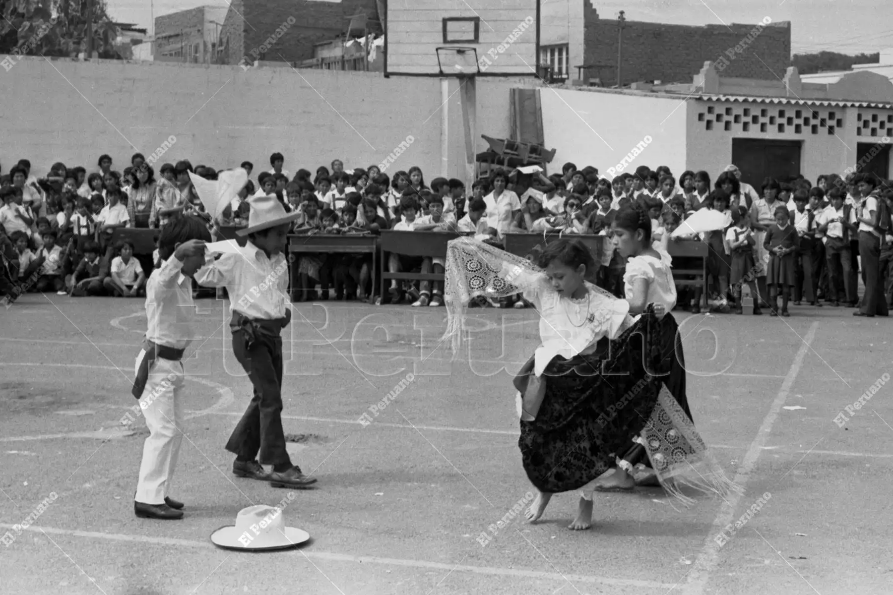 Lima - 11 mayo 1984 / Con gracia y salero, un grupo de escolares presenta un número de marinera en el colegio Scipión Llona de Miraflores. La actuación formó parte del emotivo homenaje por el Día de la Madre.  Foto: Archivo Histórico de El Peruano / Víctor Palomino.