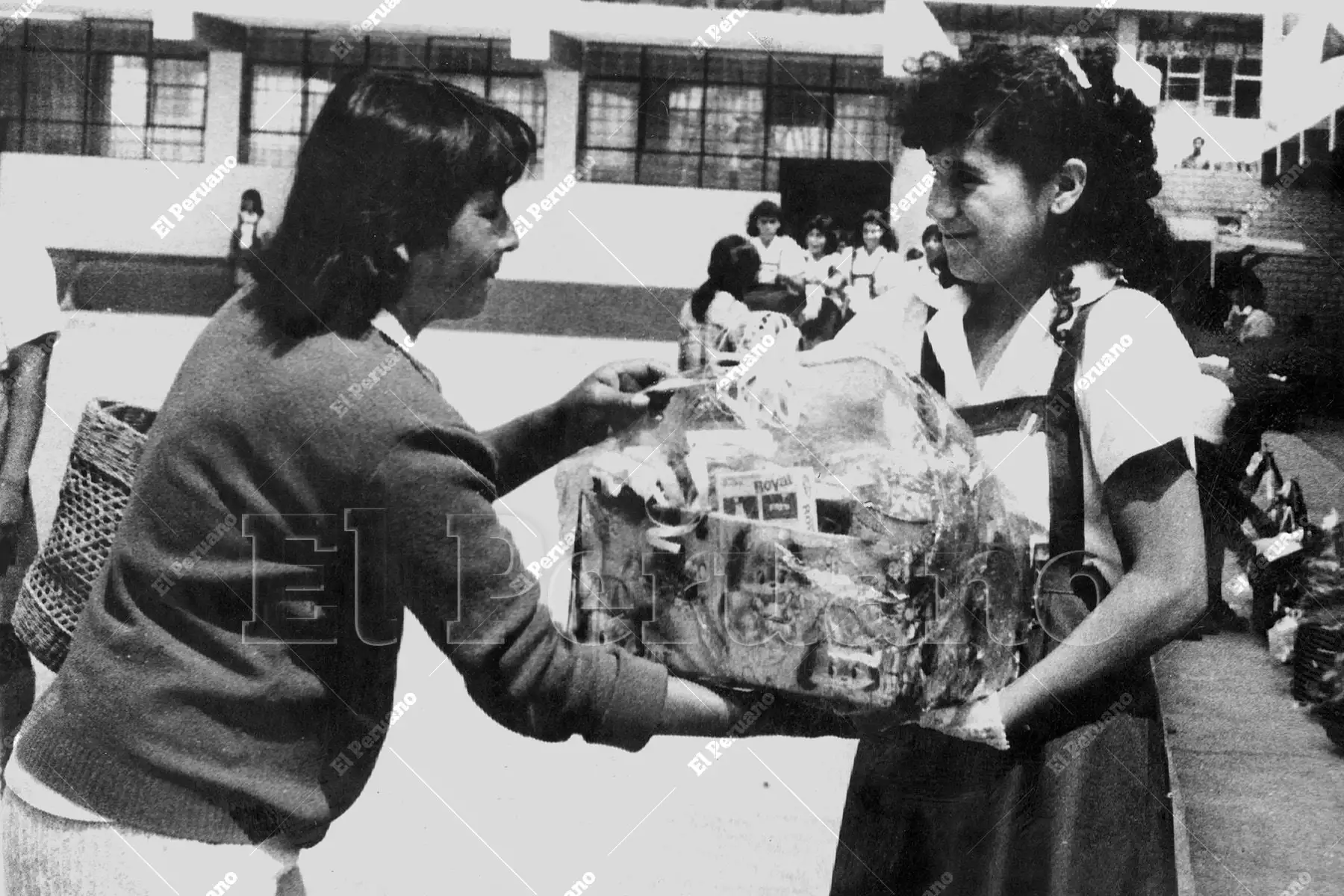 Lima - 9 mayo 1986 / una estudiante hace entrega de la tradicional canasta de víveres durante la actuación por el Día de la Madre. La imagen captura un momento emblemático de la solidaridad y gratitud escolar.  Foto: Archivo Histórico de El Peruano / Pavel Marrul.