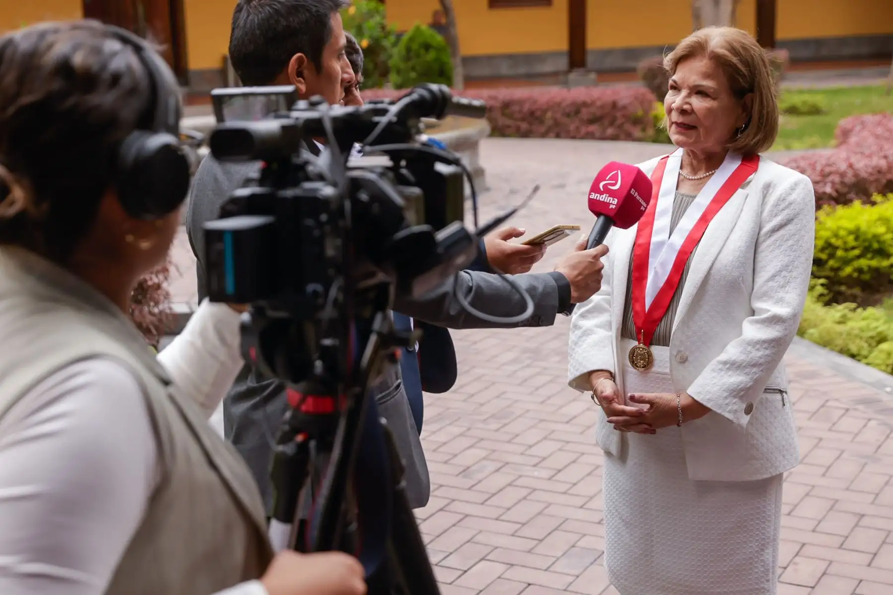 Finalizada la actividad, la rectora Jeri Ramón Ruffner brindó declaraciones a la prensa sobre la importancia de reconocer a instituciones y personalidades vinculadas al desarrollo del país. Foto: ANDINA/Luis Iparraguirre.