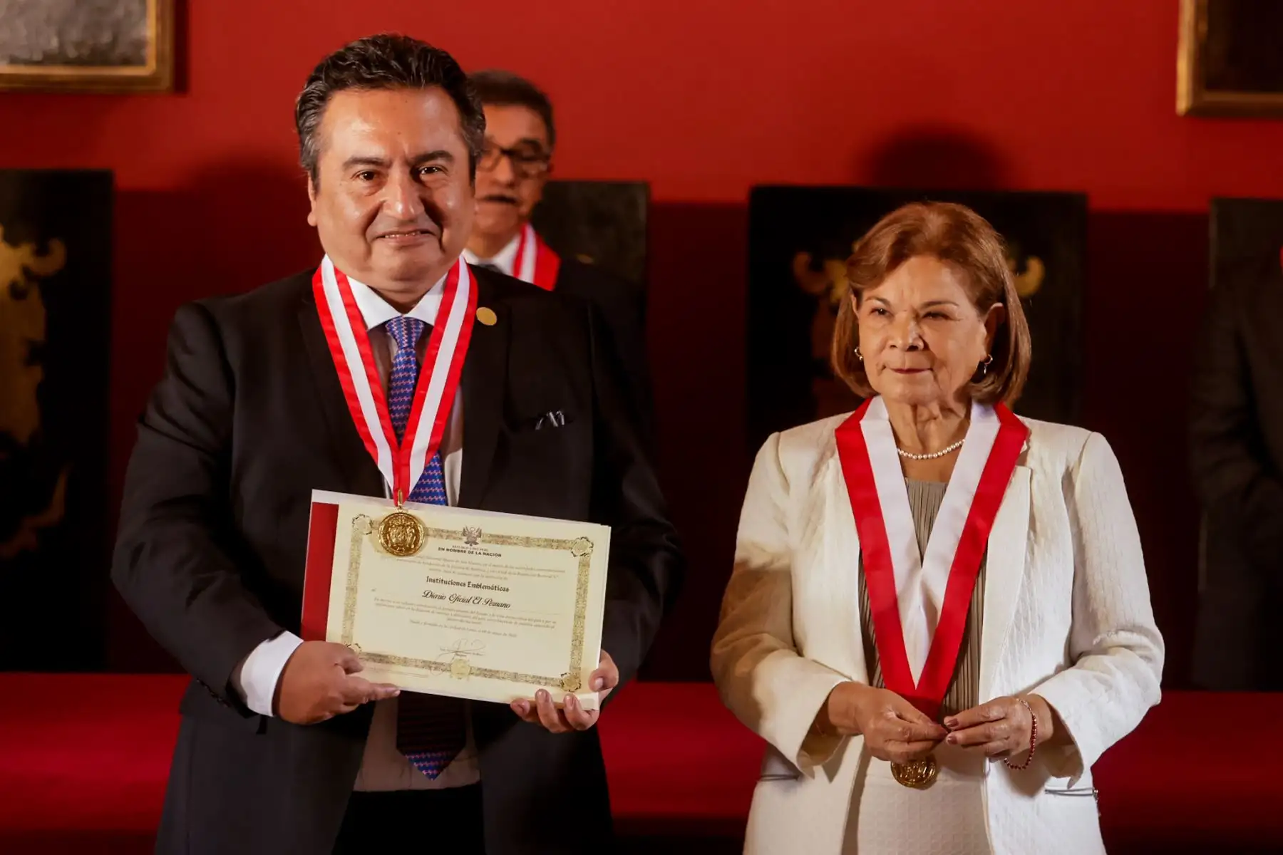 La Universidad Nacional Mayor de San Marcos reconoció al Diario Oficial El Peruano como una de las “Instituciones Emblemáticas”, durante una ceremonia realizada en la Capilla Virgen de Loreto del Centro Cultural de la Decana de América. El reconocimiento fue recibido por el director periodístico de Editora Perú, Félix Paz Quiroz, en representación del diario oficial, en mérito a su trayectoria y aporte institucional al país. Foto: ANDINA/Luis Iparraguirre.