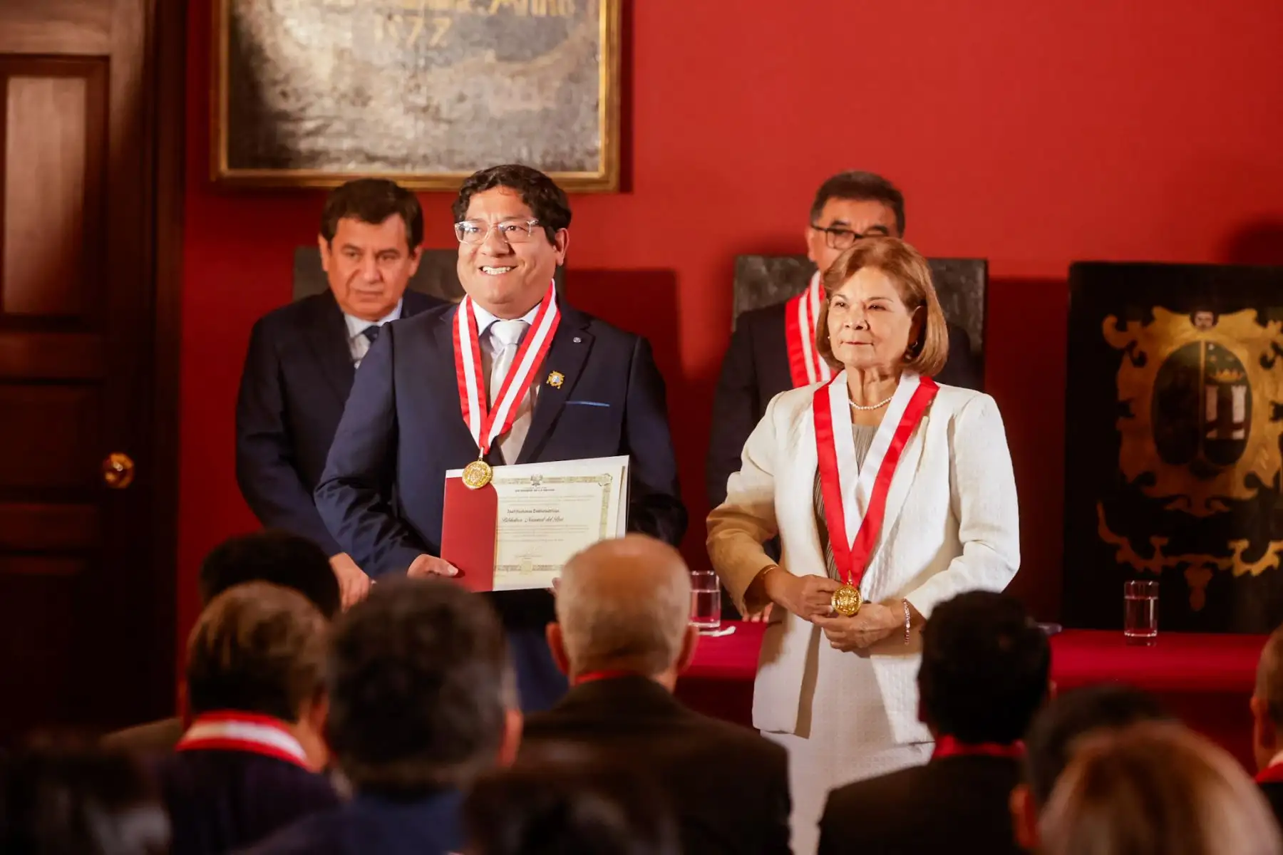 Autoridades de la Universidad Nacional Mayor de San Marcos posaron junto a representantes de las instituciones reconocidas durante la ceremonia de distinción. Foto: ANDINA/Luis Iparraguirre.