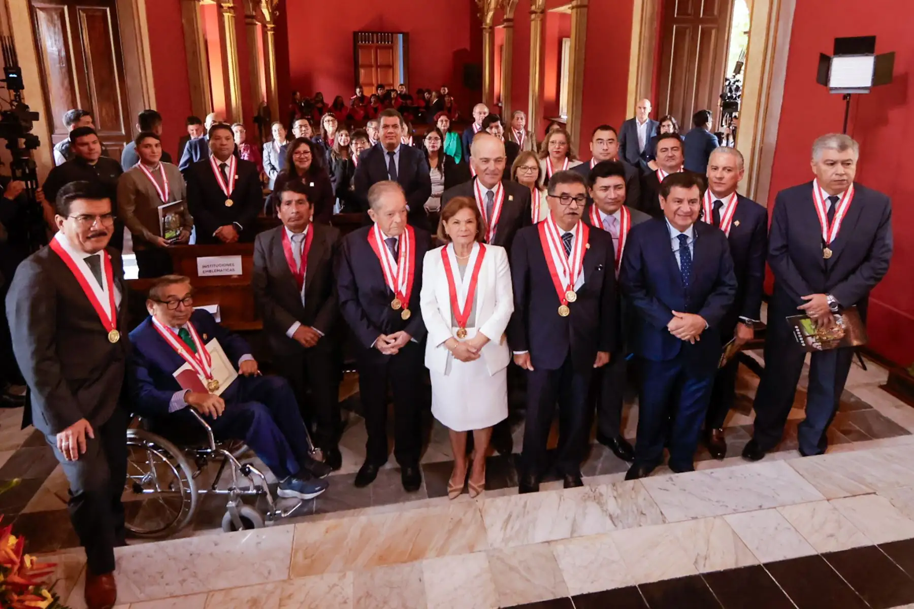 Representantes de las instituciones distinguidas participaron en una fotografía grupal tras recibir el reconocimiento otorgado por la Decana de América en mérito a su trayectoria y aporte al país. Foto: ANDINA/Luis Iparraguirre.