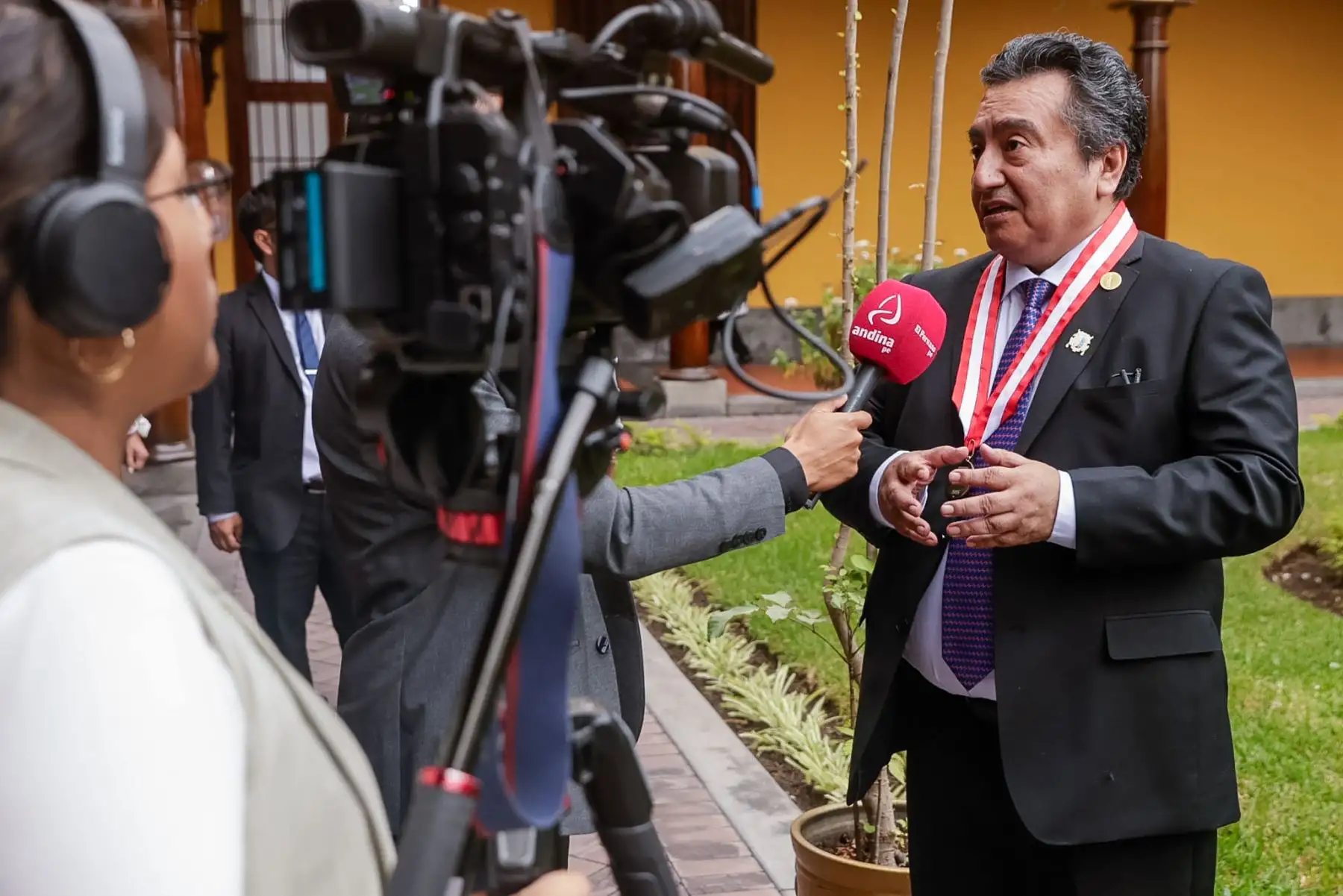 Tras recibir el reconocimiento en representación del Diario Oficial El Peruano, Félix Paz Quiroz ofreció declaraciones a los medios de comunicación sobre la distinción otorgada a Editora Perú. Foto: ANDINA/Luis Iparraguirre.