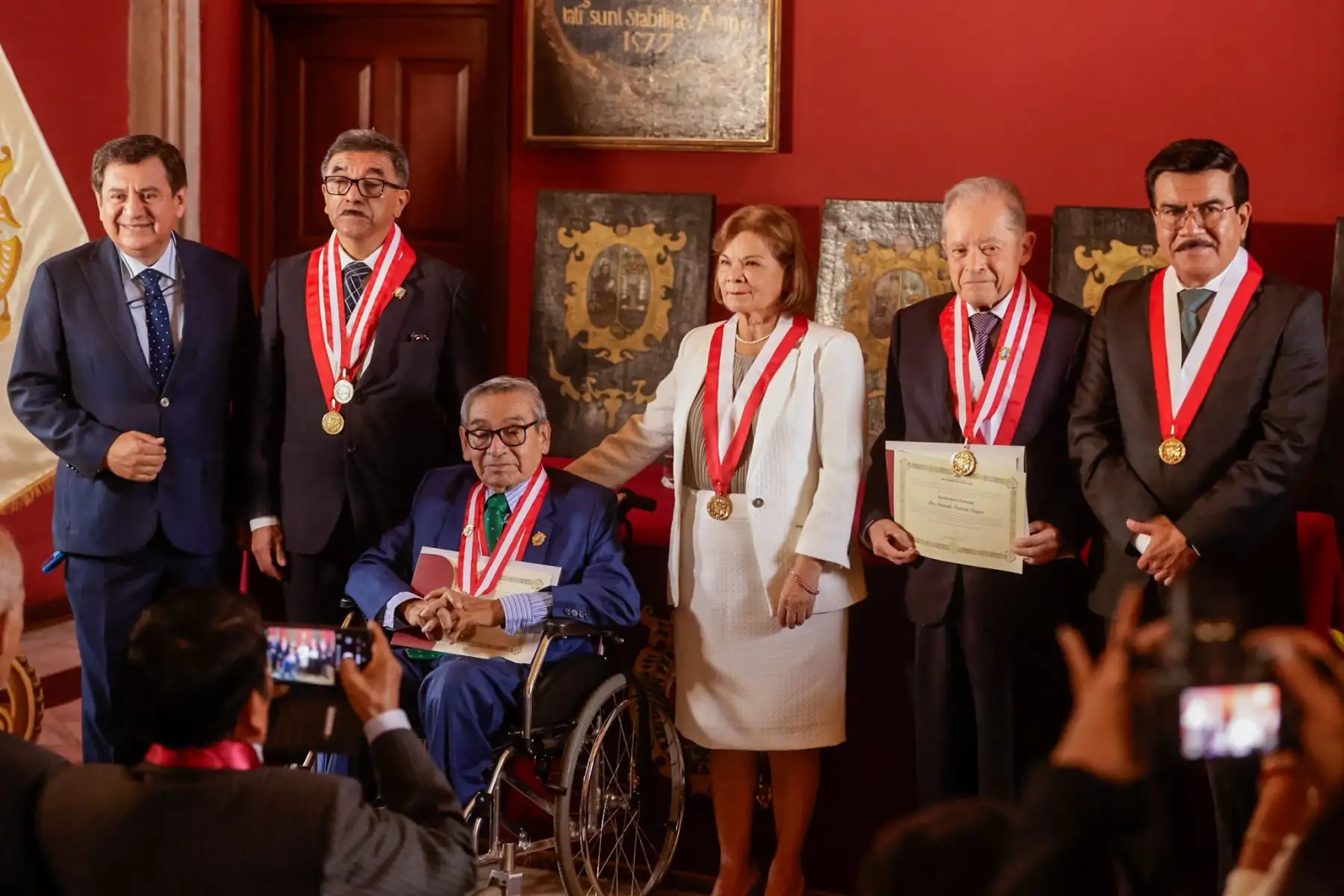 La ceremonia incluyó la participación de sanmarquinos destacados y representantes de entidades públicas y privadas reconocidas durante la jornada conmemorativa. Foto: ANDINA/Luis Iparraguirre.