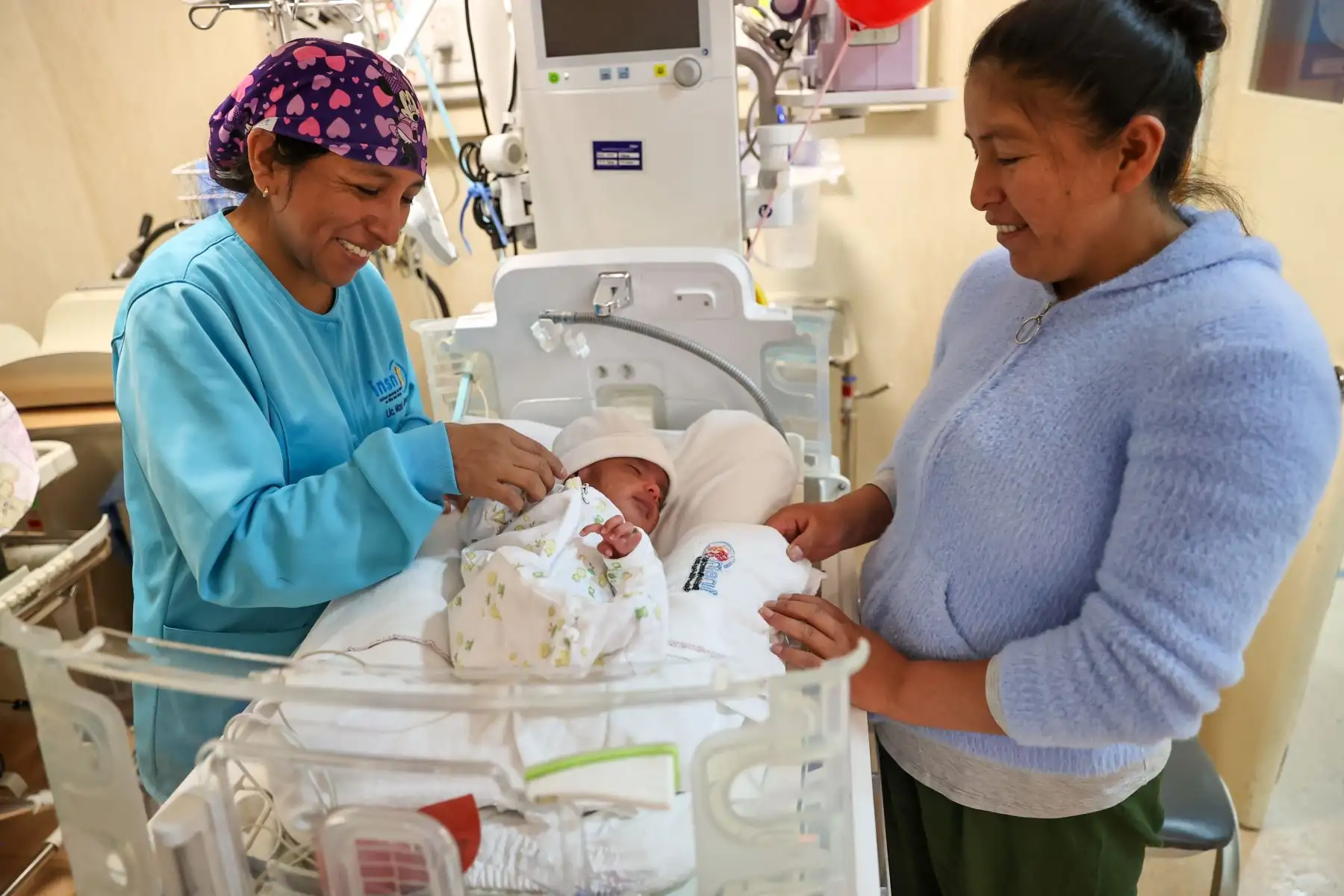 Luz Marina Mamani, madre puneña que llegó a Lima junto a su bebé Sergio Saravia Mamani de apenas seis días de nacido para afrontar una delicada intervención quirúrgica debido a una hidrocefalia congénita en el Instituto Nacional de Salud del Niño de San Borja. Foto:ANDINA/ Juan Carlos Guzmán Negrini