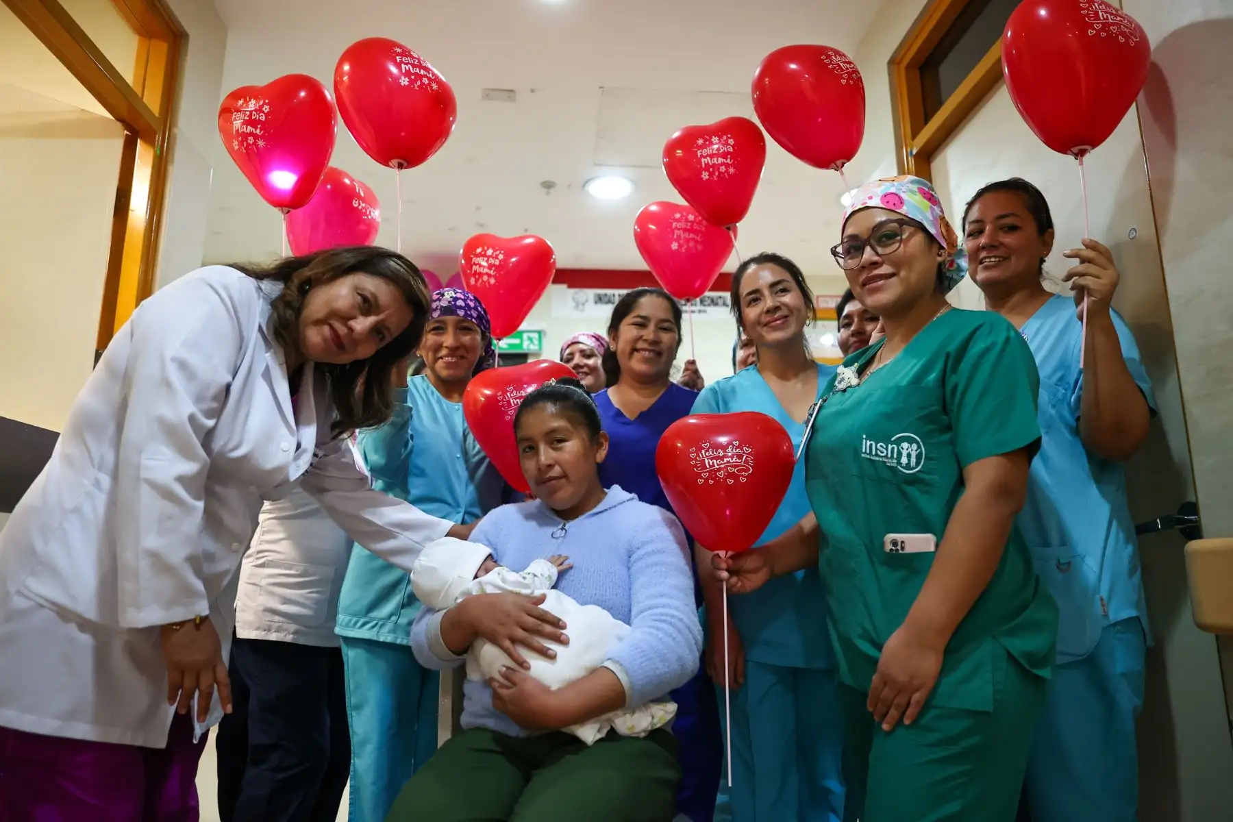 Luz Marina Mamani, madre puneña que llegó a Lima junto a su bebé Sergio Saravia Mamani de apenas seis días de nacido para afrontar una delicada intervención quirúrgica debido a una hidrocefalia congénita en el Instituto Nacional de Salud del Niño de San Borja. Foto:ANDINA/ Juan Carlos Guzmán Negrini