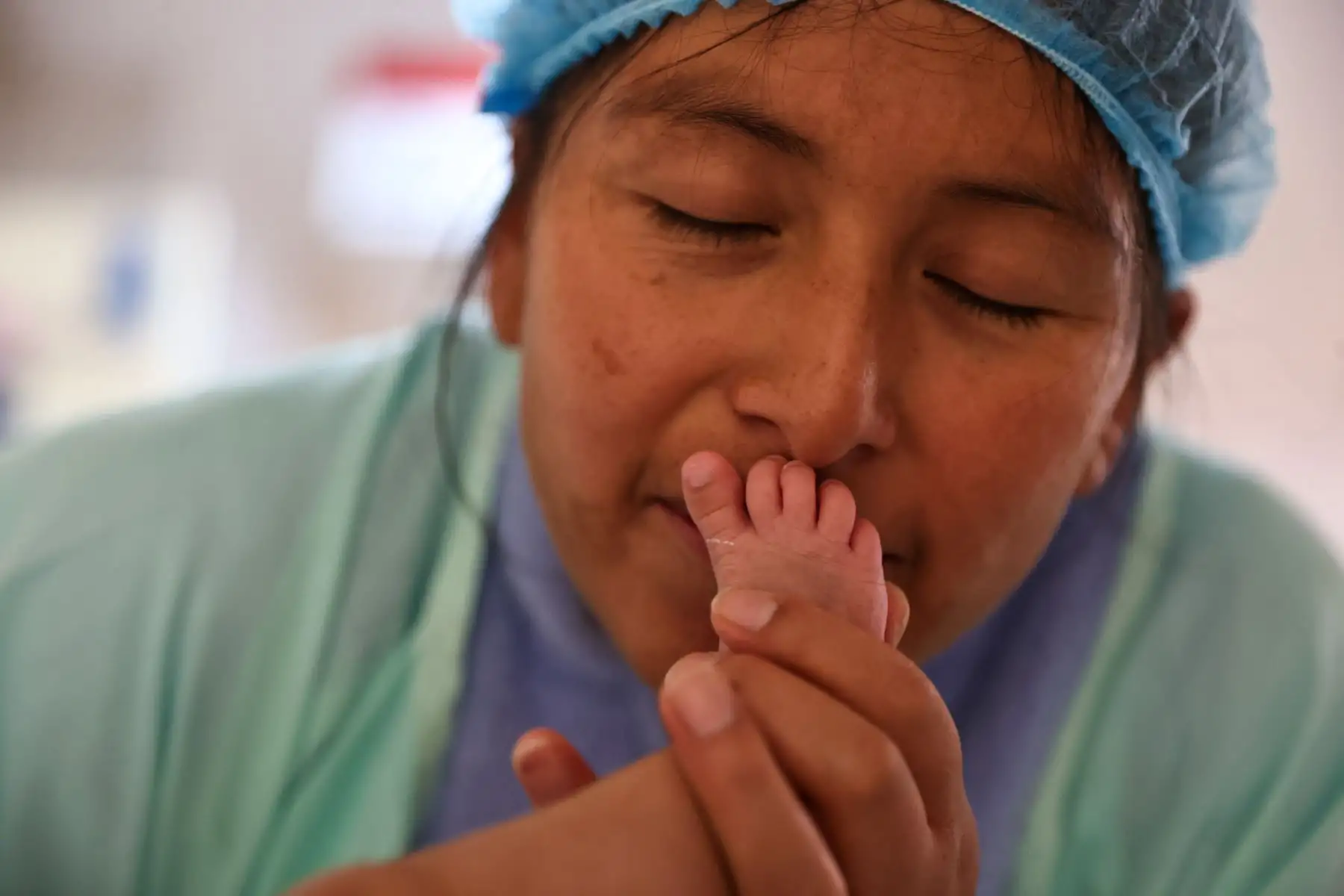 Luz Marina Mamani, madre puneña que llegó a Lima junto a su bebé Sergio Saravia Mamani de apenas seis días de nacido para afrontar una delicada intervención quirúrgica debido a una hidrocefalia congénita en el Instituto Nacional de Salud del Niño de San Borja. Foto:ANDINA/ Juan Carlos Guzmán Negrini