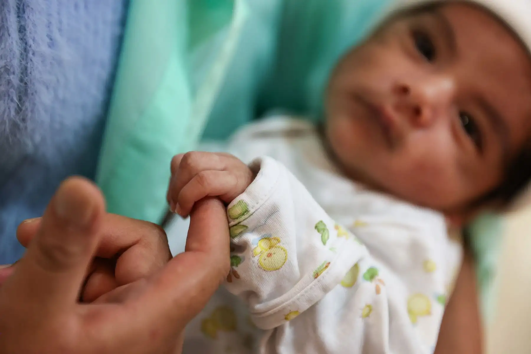 Luz Marina Mamani, madre puneña que llegó a Lima junto a su bebé Sergio Saravia Mamani de apenas seis días de nacido para afrontar una delicada intervención quirúrgica debido a una hidrocefalia congénita en el Instituto Nacional de Salud del Niño de San Borja. Foto:ANDINA/ Juan Carlos Guzmán Negrini
