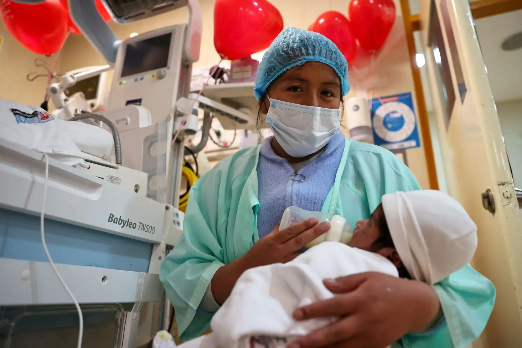 Luz Marina Mamani, madre puneña que llegó a Lima junto a su bebé Sergio Saravia Mamani de apenas seis días de nacido para afrontar una delicada intervención quirúrgica debido a una hidrocefalia congénita en el Instituto Nacional de Salud del Niño de San Borja. Foto:ANDINA/ Juan Carlos Guzmán Negrini