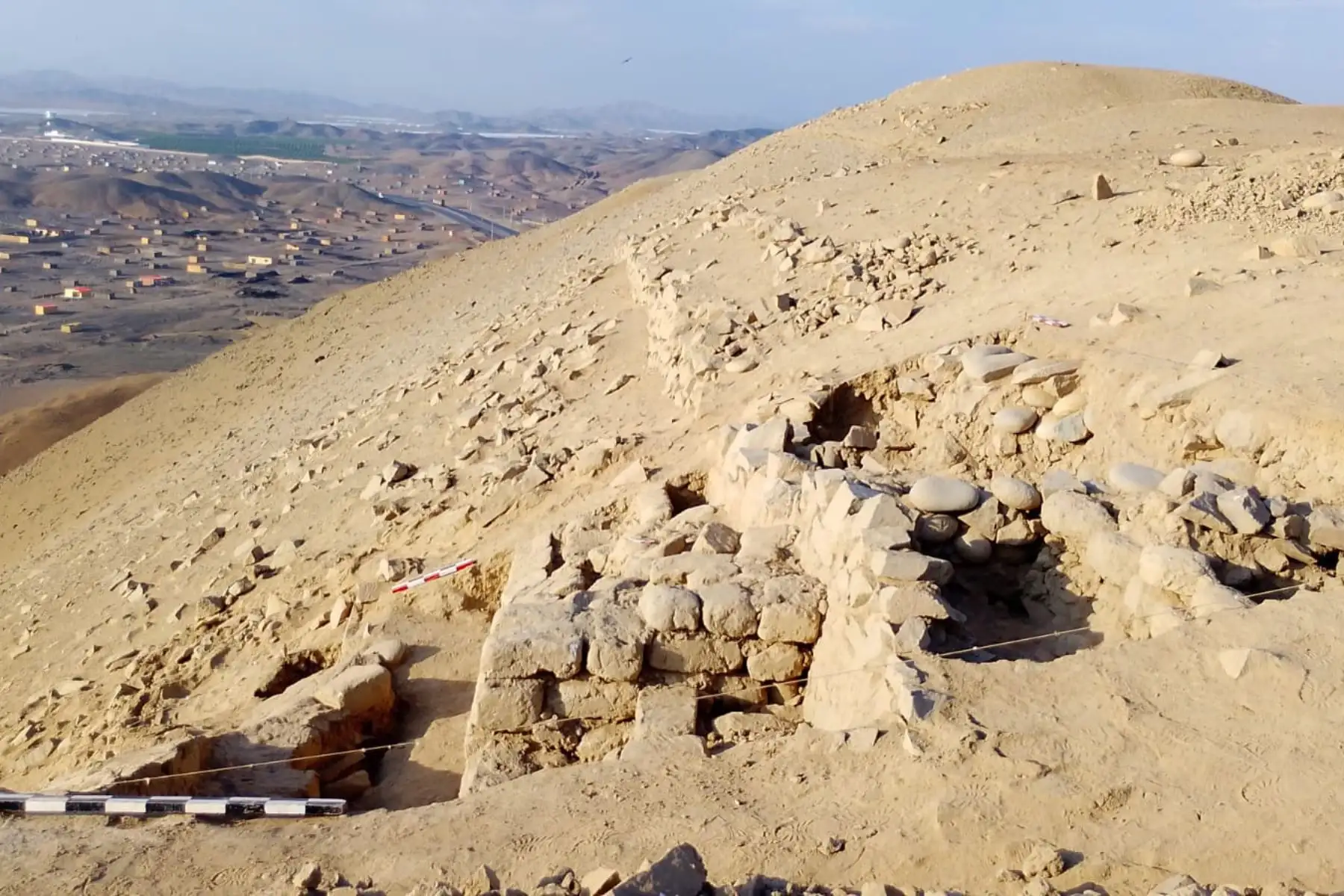 Un conjunto de plataformas de piedra y adobe, murallas, plazas ceremoniales y abundante material arqueológico hallado en el sitio arqueológico, refuerza la hipótesis de que este complejo habría sido uno de los principales centros religiosos y políticos del valle bajo de Fortaleza entre los años 900 y 1400 d.C. Foto: ANDINA/Difusión (José Luis Fuentes, arqueólogo.)