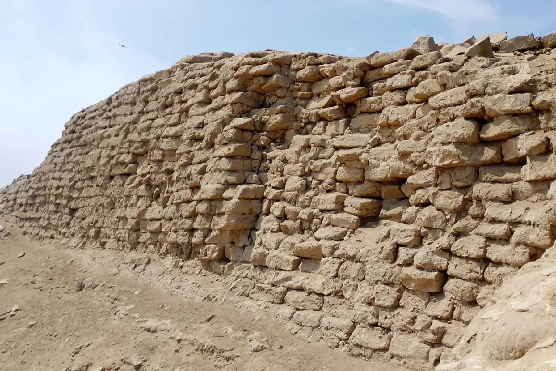 Un conjunto de plataformas de piedra y adobe, murallas, plazas ceremoniales y abundante material arqueológico hallado en el sitio arqueológico Cerro de la Horca refuerza la hipótesis de que este complejo habría sido uno de los principales centros religiosos y políticos del valle bajo de Fortaleza entre los años 900 y 1400 d.C, en la actual provincia de Barranca, región Lima. Foto: ANDINA/Difusión (José Luis Fuentes, arqueólogo.)