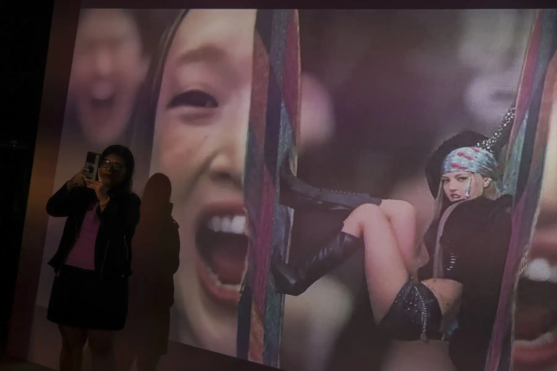 Una pantalla proyecta imágenes de las integrantes de BLACKPINK durante el recorrido por la pop-up store oficial inspirada en el universo visual del grupo surcoreano de K-pop. Foto: ANDINA/Jhonel Rodríguez Robles