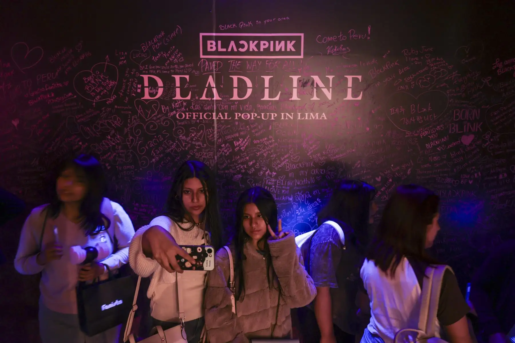 Seguidores de BLACKPINK participan en actividades y espacios fotográficos durante la experiencia “BLACKPINK DEADLINE OFFICIAL POP-UP LIMA”, abierta temporalmente en Miraflores. Foto: ANDINA/Jhonel Rodríguez Robles