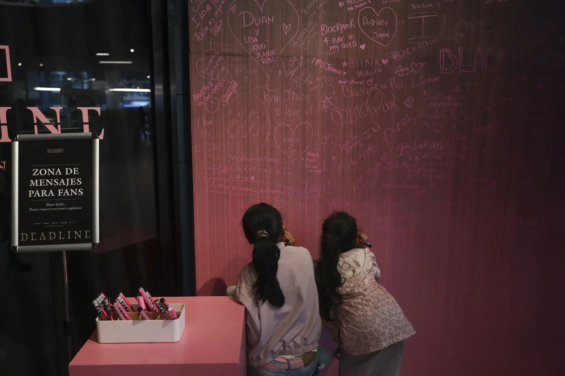 Fans de BLACKPINK recorren los ambientes de la experiencia inmersiva dedicada al grupo surcoreano, considerada la primera pop-up store oficial de la agrupación en el Perú. Foto: ANDINA/Jhonel Rodríguez Robles