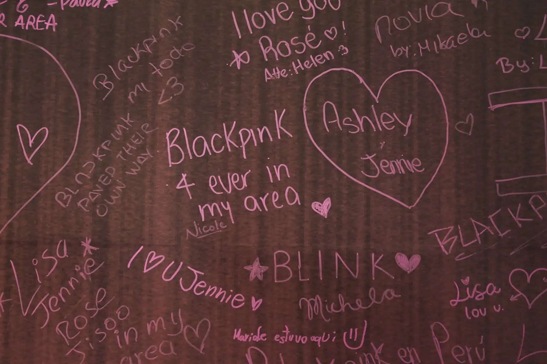 Mensajes, firmas y dedicatorias de seguidores de BLACKPINK cubren uno de los muros interactivos de la pop-up store oficial instalada en Miraflores. Foto: ANDINA/Jhonel Rodríguez Robles