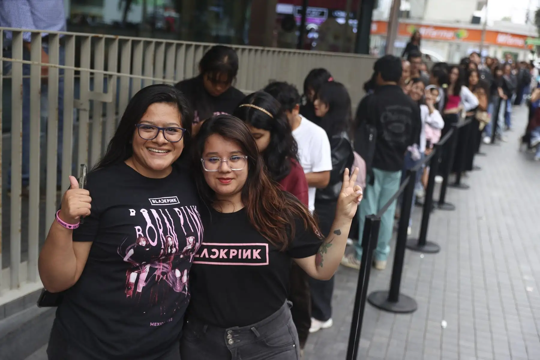 Fans y seguidores del grupo surcoreano BLACKPINK forman largas filas para ingresar a la “BLACKPINK DEADLINE OFFICIAL POP-UP LIMA”, experiencia temporal instalada en Miraflores con productos exclusivos y espacios interactivos inspirados en la agrupación. Foto: ANDINA/Jhonel Rodríguez Robles