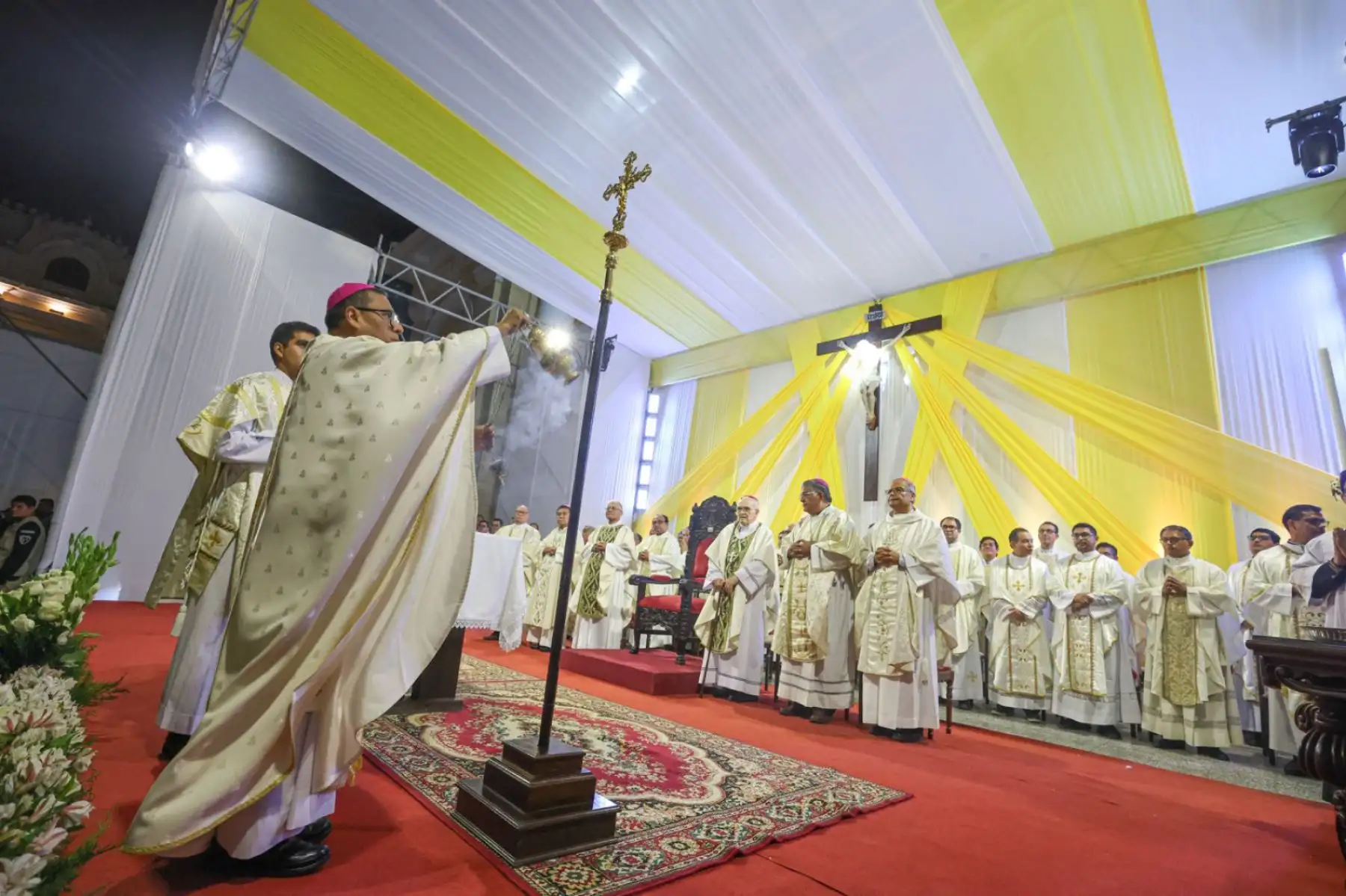 Desde la plaza mayor de Chiclayo, en Lambayeque, el presidente José María Balcázar participó en la Santa Misa por el primer año de pontificado del Papa León XIV. Foto: ANDINA/Prensa Presidencia