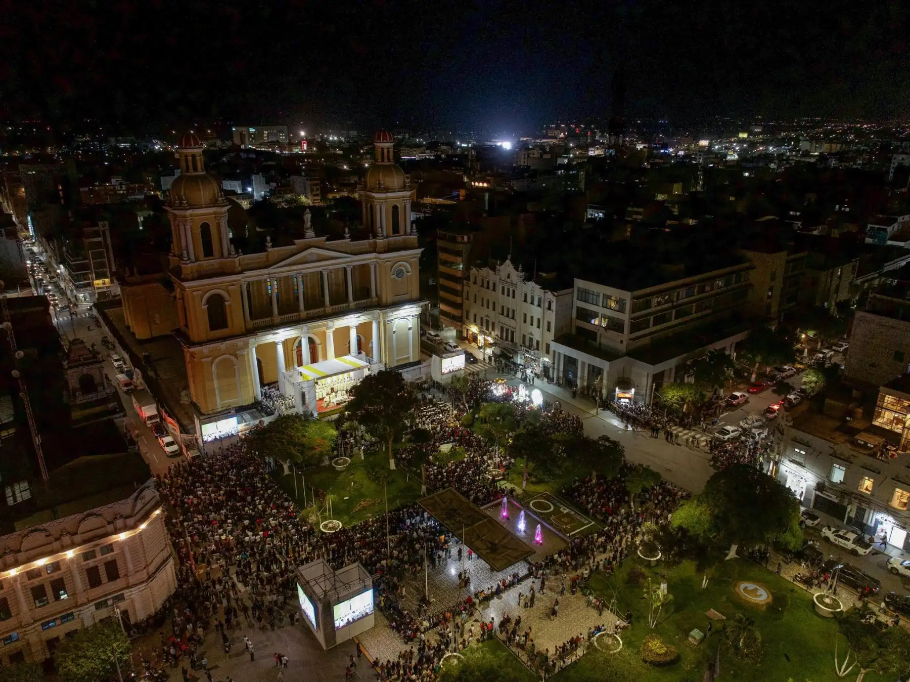 Desde la plaza mayor de Chiclayo, en Lambayeque, el presidente José María Balcázar participó en la Santa Misa por el primer año de pontificado del Papa León XIV. Foto: ANDINA/Prensa Presidencia