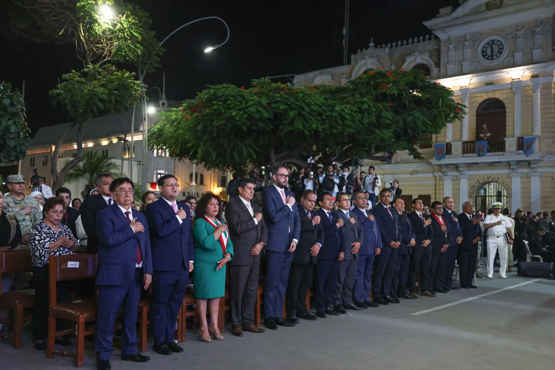 Desde la plaza mayor de Chiclayo, en Lambayeque, el presidente José María Balcázar participó en la Santa Misa por el primer año de pontificado del Papa León XIV. Foto: ANDINA/Prensa Presidencia