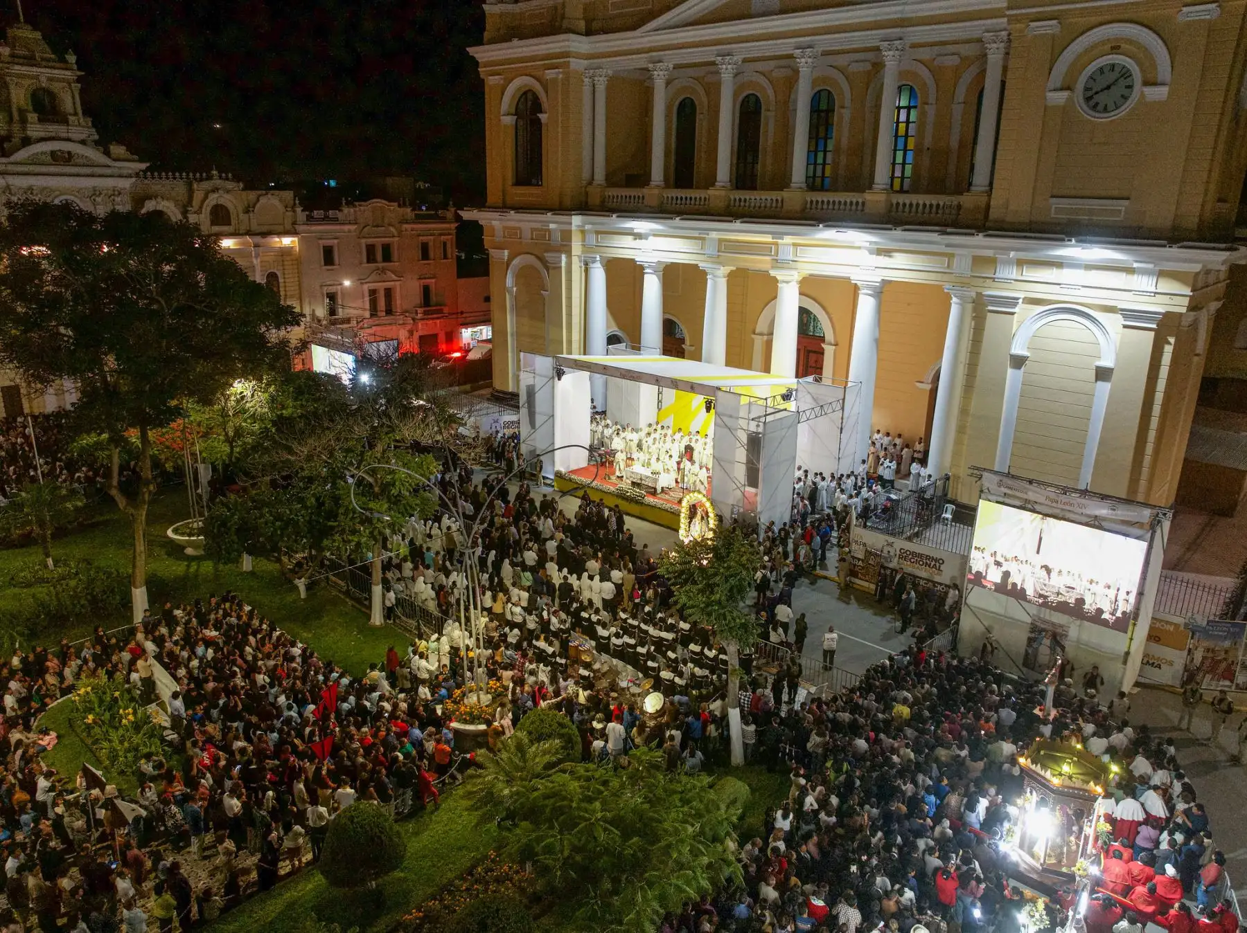 Desde la plaza mayor de Chiclayo, en Lambayeque, el presidente José María Balcázar participó en la Santa Misa por el primer año de pontificado del Papa León XIV. Foto: ANDINA/Prensa Presidencia