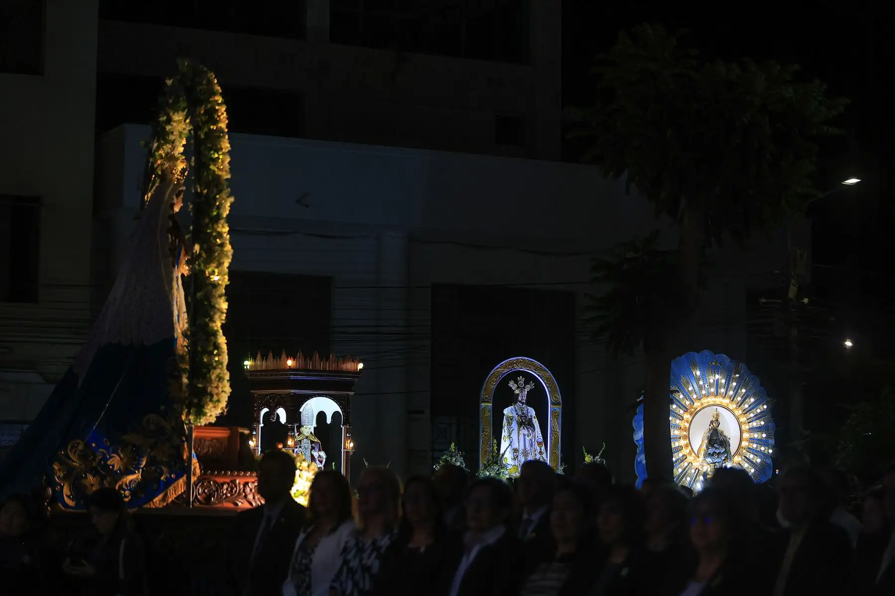 Desde la plaza mayor de Chiclayo, en Lambayeque, el presidente José María Balcázar participó en la Santa Misa por el primer año de pontificado del Papa León XIV. Foto: ANDINA/Prensa Presidencia
