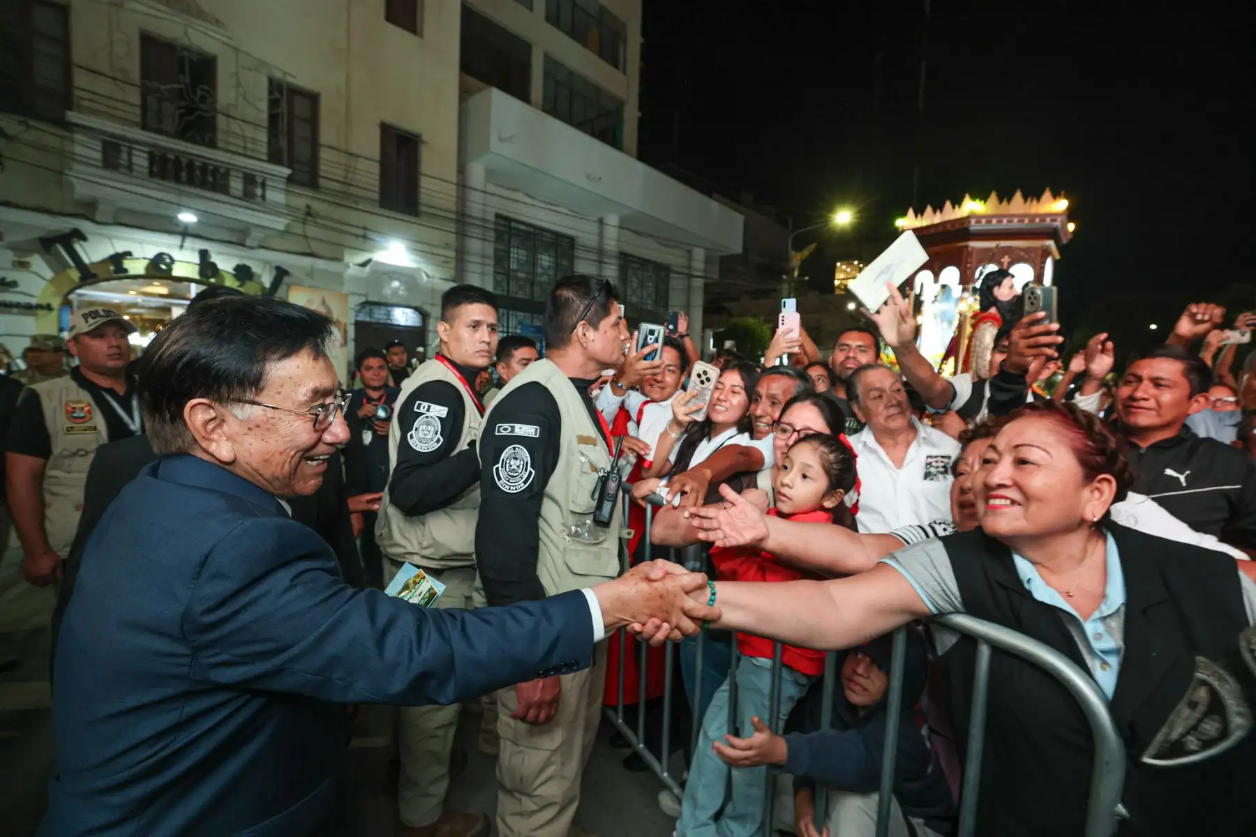 Desde la plaza mayor de Chiclayo, en Lambayeque, el presidente José María Balcázar participó en la Santa Misa por el primer año de pontificado del Papa León XIV. Foto: ANDINA/Prensa Presidencia