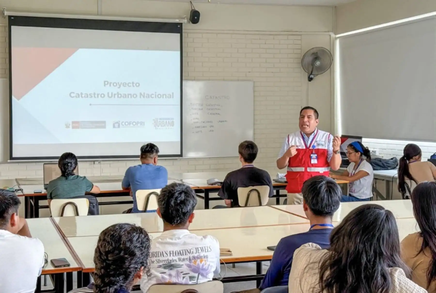 Sector Vivienda capacita a técnicos en seis regiones para mejorar catastro urbano