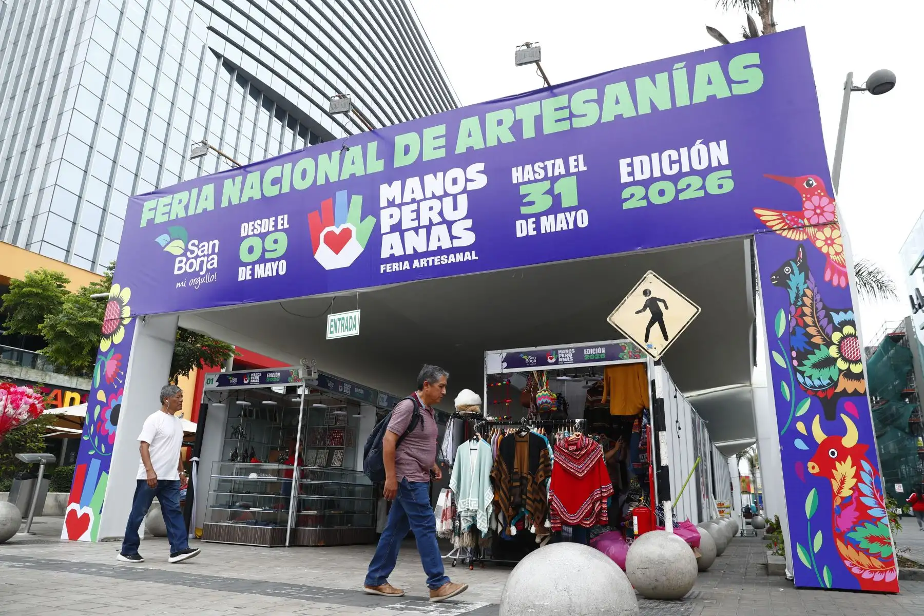 Desde las 10 de la mañana hasta las 10 de la noche del sábado 9 de mayo de 2026 se realiza la feria artesanal Manos Peruanas, en el corazón del distrito de San Borja, que exhibe al público los mejores trabajos a mano de costa, sierra y selva como artesanías, textiles, orfebrería, adornos y productos orgánicos, entre otros. La feria estará abierta al público hasta el 31 de mayo.
Foto: ANDINA/Daniel Bracamonte