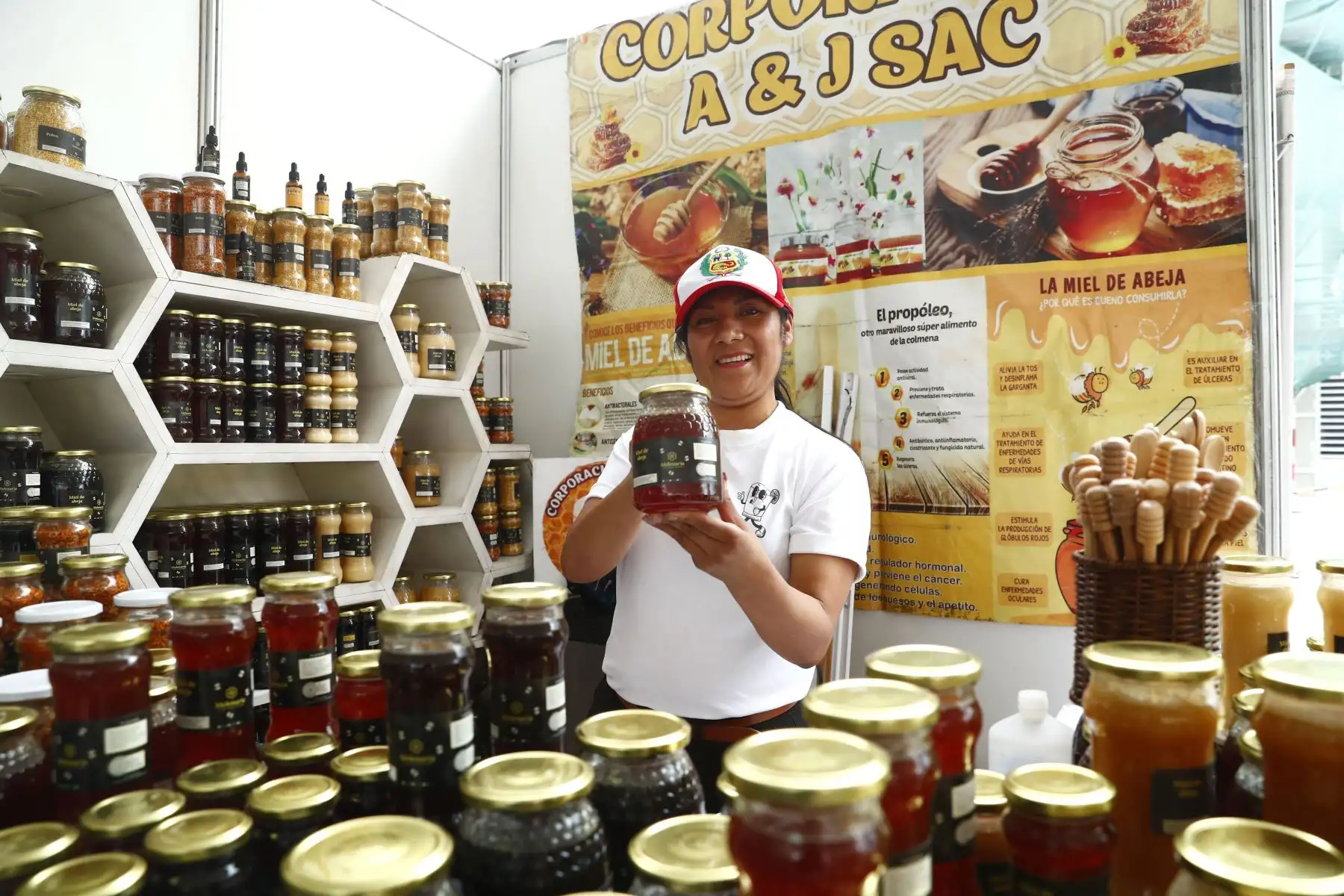 Desde las 10 de la mañana hasta las 10 de la noche del sábado 9 de mayo de 2026 se realiza la feria artesanal Manos Peruanas, en el corazón del distrito de San Borja, que exhibe al público los mejores trabajos a mano de costa, sierra y selva como artesanías, textiles, orfebrería, adornos y productos orgánicos, entre otros. La feria estará abierta al público hasta el 31 de mayo.
Foto: ANDINA/Daniel Bracamonte