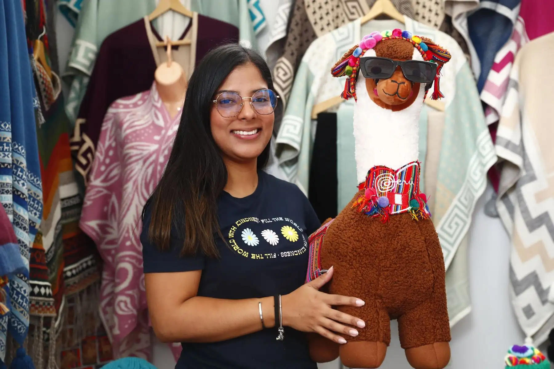 Desde las 10 de la mañana hasta las 10 de la noche del sábado 9 de mayo de 2026 se realiza la feria artesanal Manos Peruanas, en el corazón del distrito de San Borja, que exhibe al público los mejores trabajos a mano de costa, sierra y selva como artesanías, textiles, orfebrería, adornos y productos orgánicos, entre otros. La feria estará abierta al público hasta el 31 de mayo.
Foto: ANDINA/Daniel Bracamonte