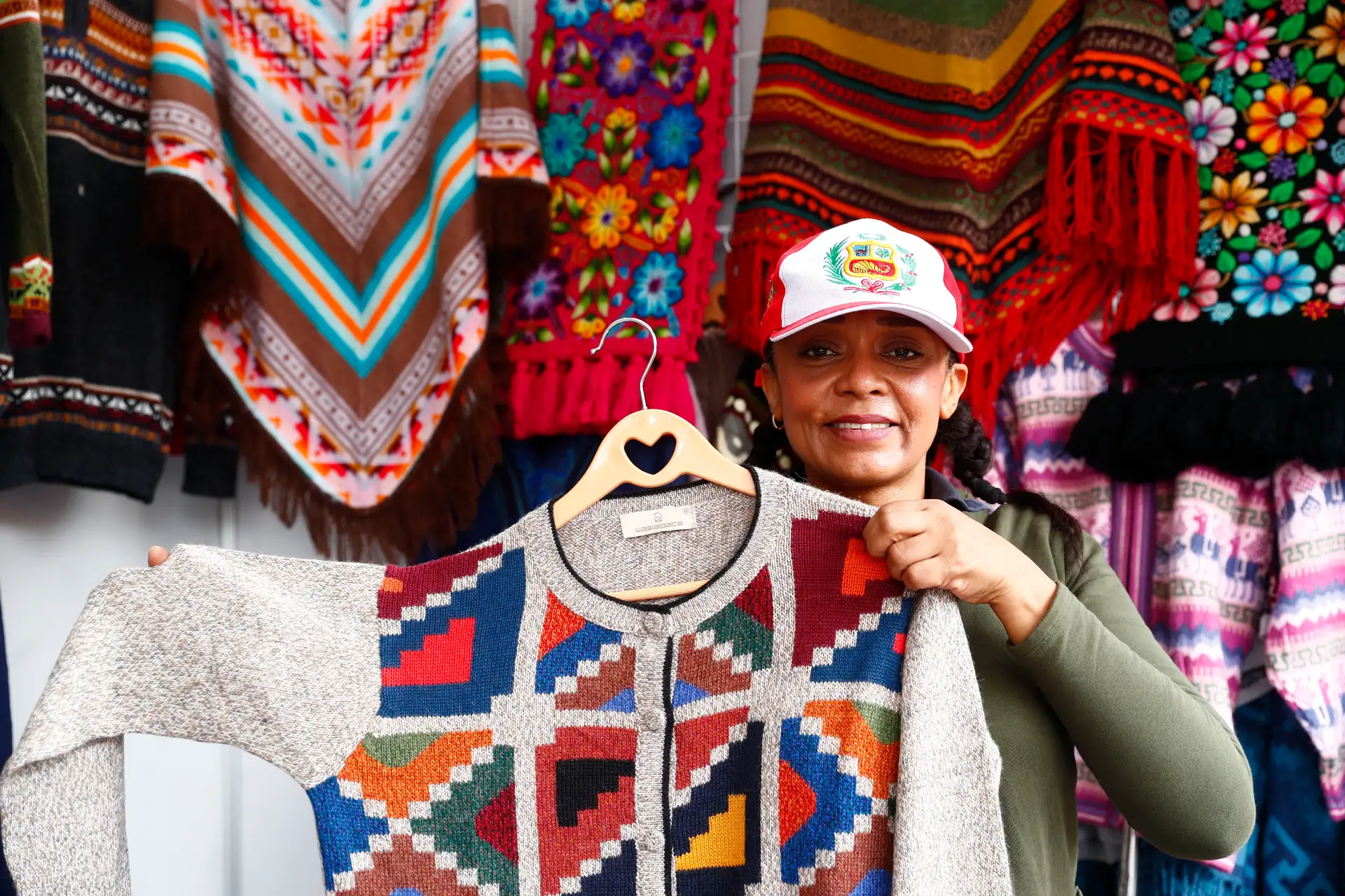 Desde las 10 de la mañana hasta las 10 de la noche del sábado 9 de mayo de 2026 se realiza la feria artesanal Manos Peruanas, en el corazón del distrito de San Borja, que exhibe al público los mejores trabajos a mano de costa, sierra y selva como artesanías, textiles, orfebrería, adornos y productos orgánicos, entre otros. La feria estará abierta al público hasta el 31 de mayo.
Foto: ANDINA/Daniel Bracamonte