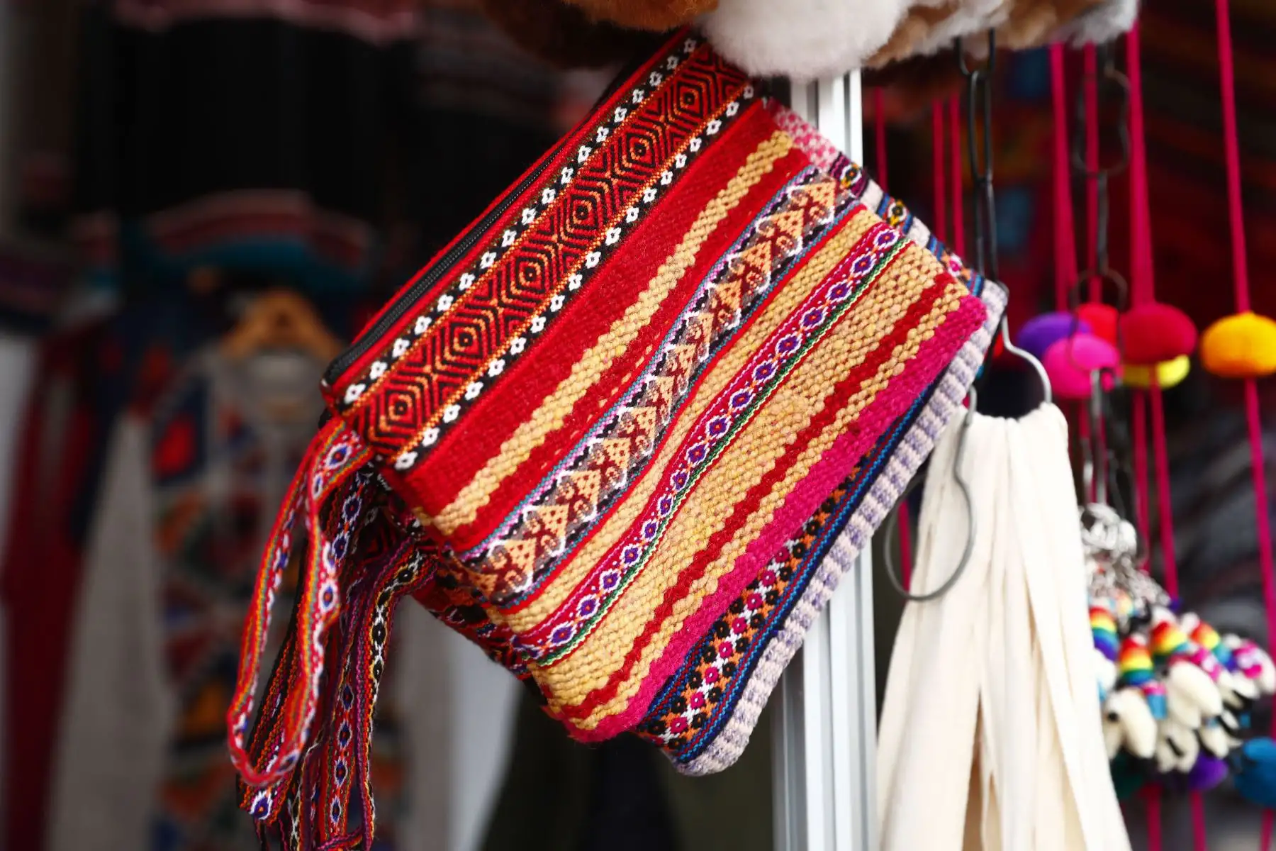 Desde las 10 de la mañana hasta las 10 de la noche del sábado 9 de mayo de 2026 se realiza la feria artesanal Manos Peruanas, en el corazón del distrito de San Borja, que exhibe al público los mejores trabajos a mano de costa, sierra y selva como artesanías, textiles, orfebrería, adornos y productos orgánicos, entre otros. La feria estará abierta al público hasta el 31 de mayo.
Foto: ANDINA/Daniel Bracamonte