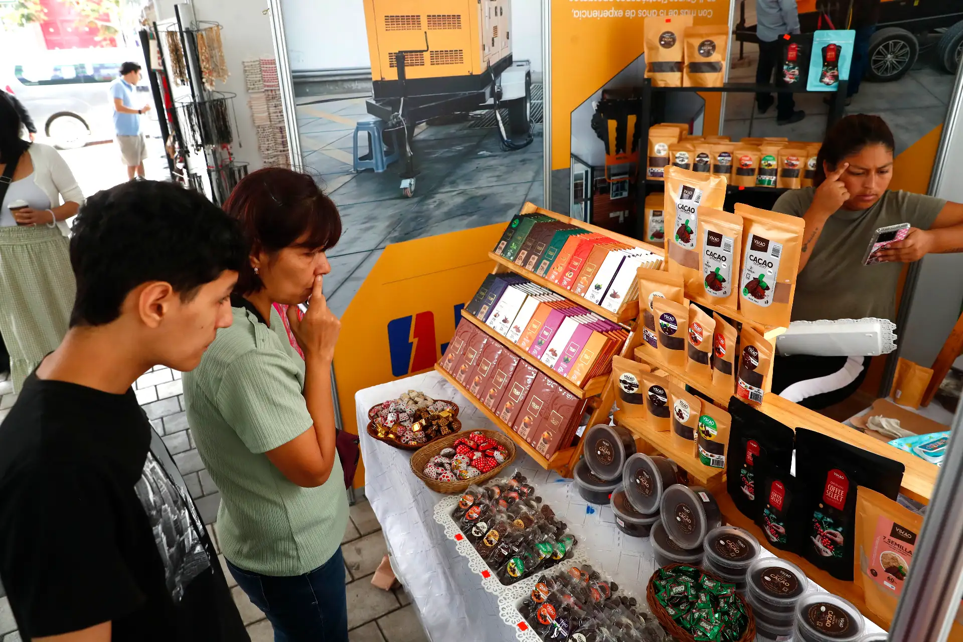 Desde las 10 de la mañana hasta las 10 de la noche del sábado 9 de mayo de 2026 se realiza la feria artesanal Manos Peruanas, en el corazón del distrito de San Borja, que exhibe al público los mejores trabajos a mano de costa, sierra y selva como artesanías, textiles, orfebrería, adornos y productos orgánicos, entre otros. La feria estará abierta al público hasta el 31 de mayo.
Foto: ANDINA/Daniel Bracamonte