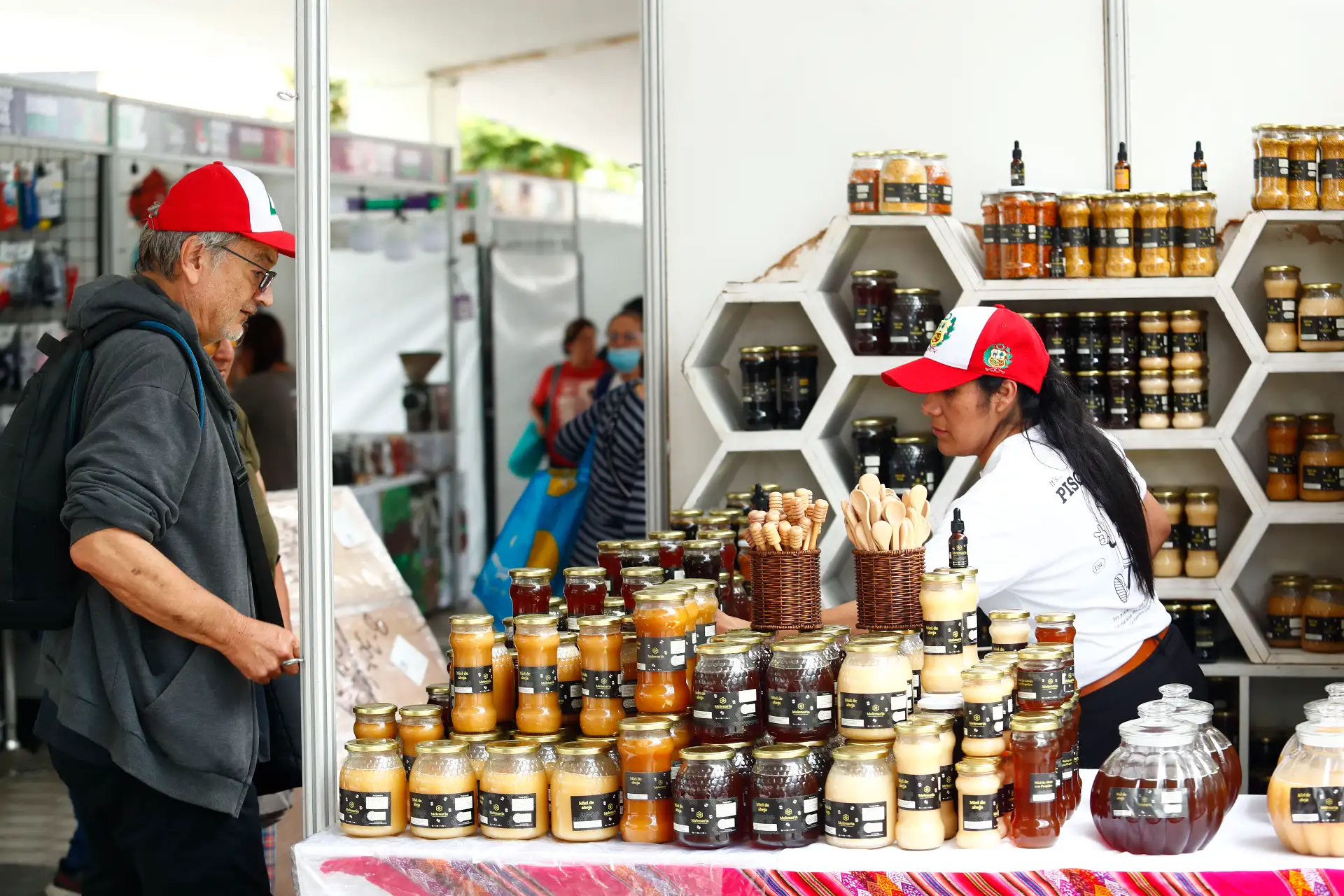 Desde las 10 de la mañana hasta las 10 de la noche del sábado 9 de mayo de 2026 se realiza la feria artesanal Manos Peruanas, en el corazón del distrito de San Borja, que exhibe al público los mejores trabajos a mano de costa, sierra y selva como artesanías, textiles, orfebrería, adornos y productos orgánicos, entre otros. La feria estará abierta al público hasta el 31 de mayo.
Foto: ANDINA/Daniel Bracamonte