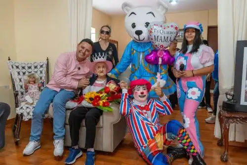 Día madre Mujer de 101 años celebra cantando y bailando esta fecha especial