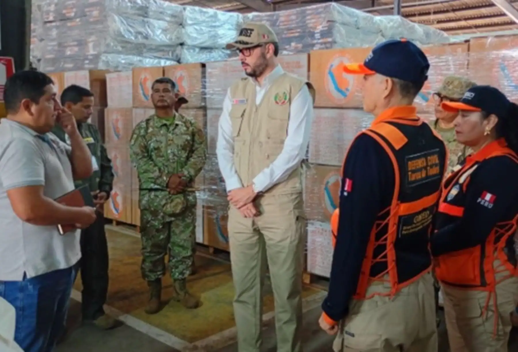 Lambayeque: Ministro de Defensa entregó alimentos a población en situación de emergencia