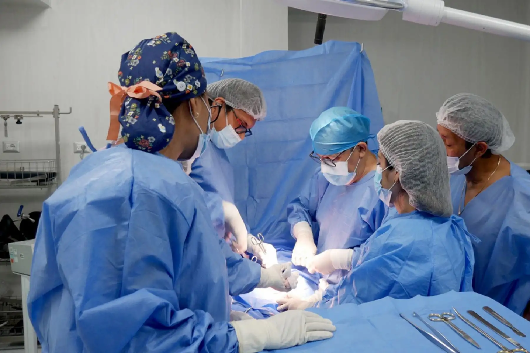 Hospital Sabogal aplica moderna técnica vaginal para tratar prolapso uterino sin dolor