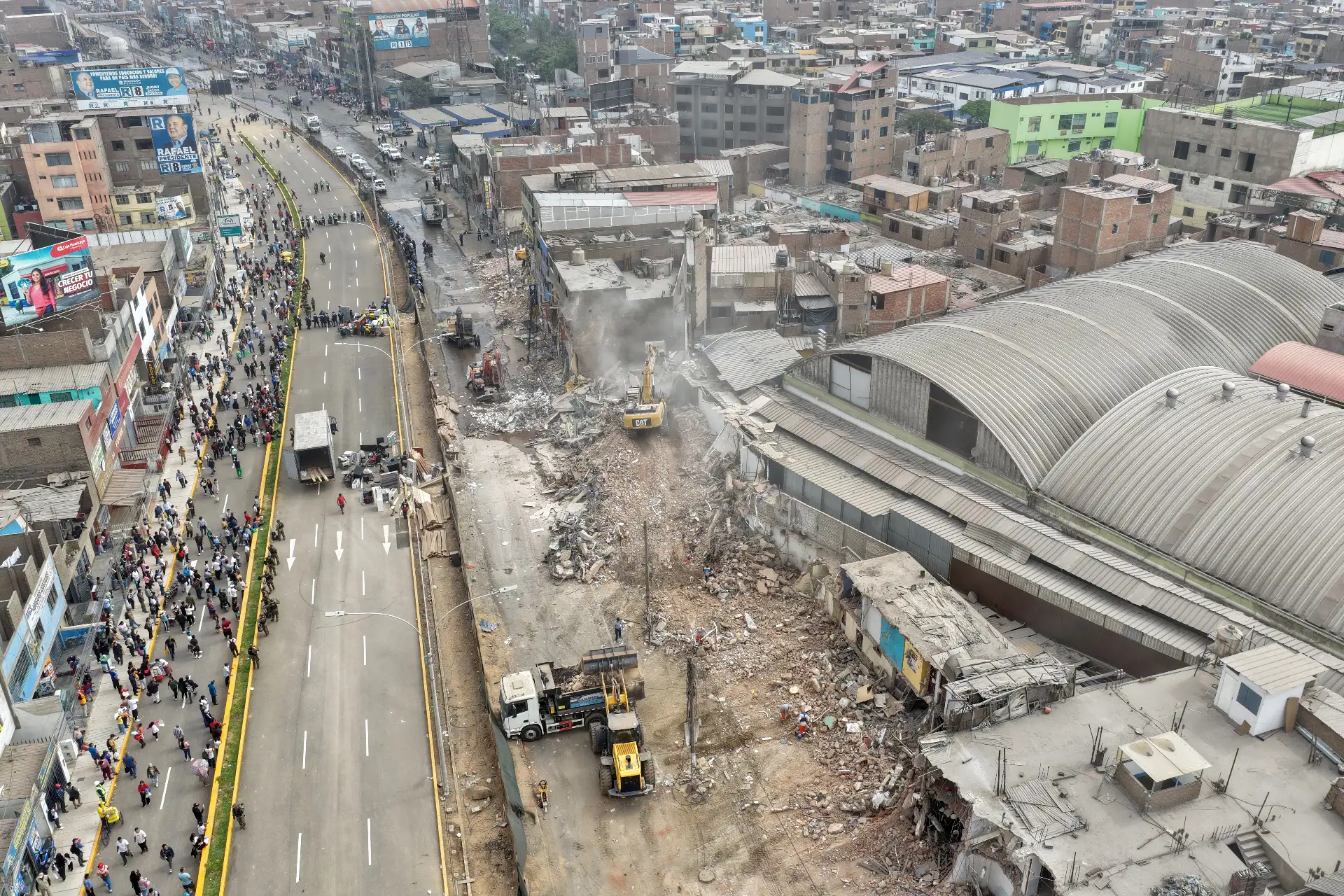 20 inmuebles construidos de manera irregular desde hace más de 20 años en el kilómetro 10 de la Carretera Central, distrito de Ate, fueron demolidos por personal de la Gerencia de Fiscalización y Control de la Municipalidad de Lima, como parte de un plan integral de ordenamiento y recuperación de vías, con el apoyo de la Policía Nacional y la Municipalidad de Ate. 
Foto: ANDINA/Daniel Bracamonte