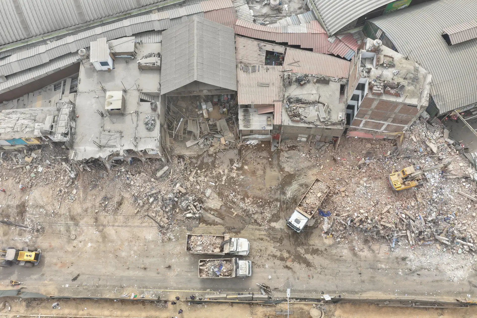 20 inmuebles construidos de manera irregular desde hace más de 20 años en el kilómetro 10 de la Carretera Central, distrito de Ate, fueron demolidos por personal de la Gerencia de Fiscalización y Control de la Municipalidad de Lima, como parte de un plan integral de ordenamiento y recuperación de vías, con el apoyo de la Policía Nacional y la Municipalidad de Ate. 
Foto: ANDINA/Daniel Bracamonte