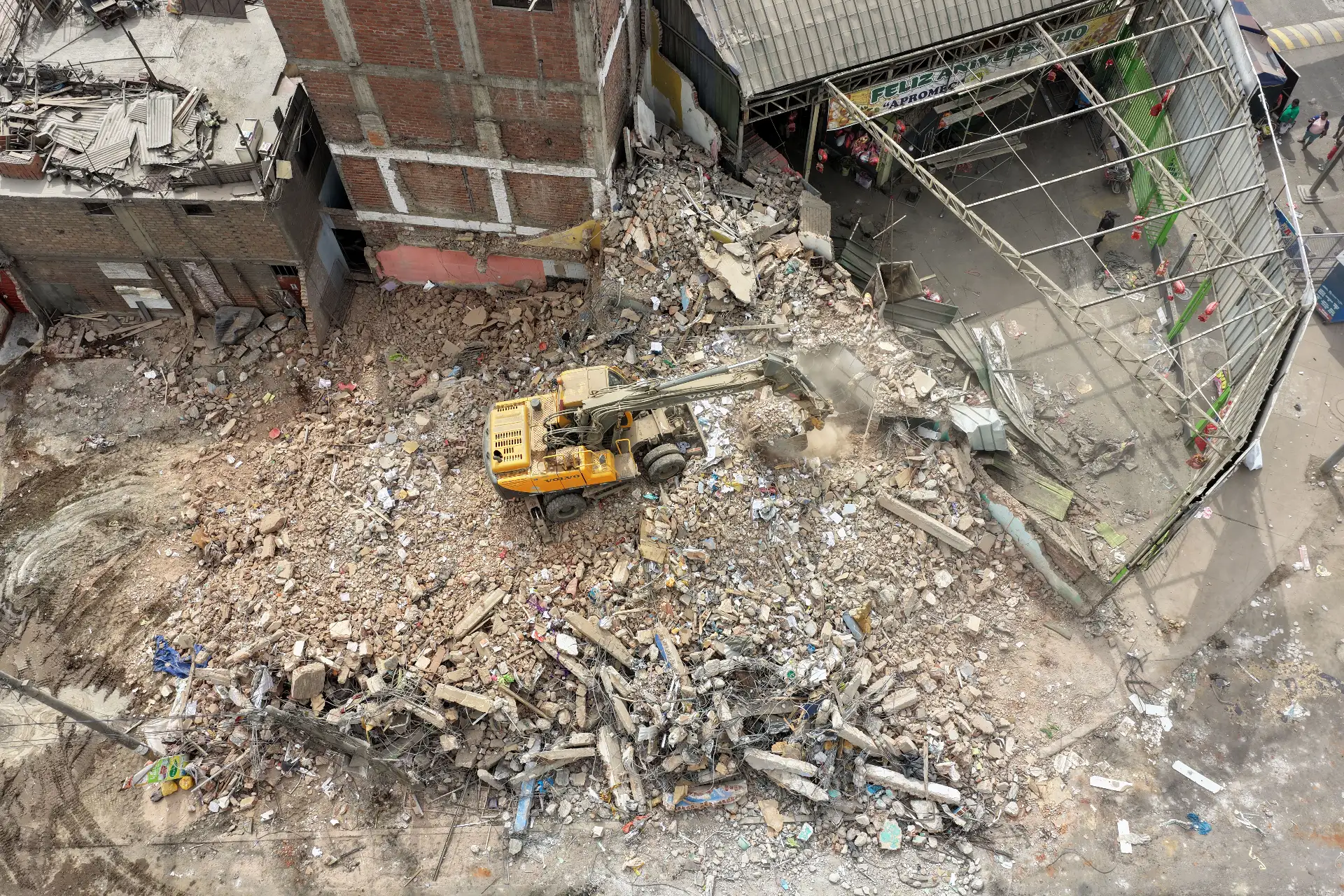 20 inmuebles construidos de manera irregular desde hace más de 20 años en el kilómetro 10 de la Carretera Central, distrito de Ate, fueron demolidos por personal de la Gerencia de Fiscalización y Control de la Municipalidad de Lima, como parte de un plan integral de ordenamiento y recuperación de vías, con el apoyo de la Policía Nacional y la Municipalidad de Ate. 
Foto: ANDINA/Daniel Bracamonte