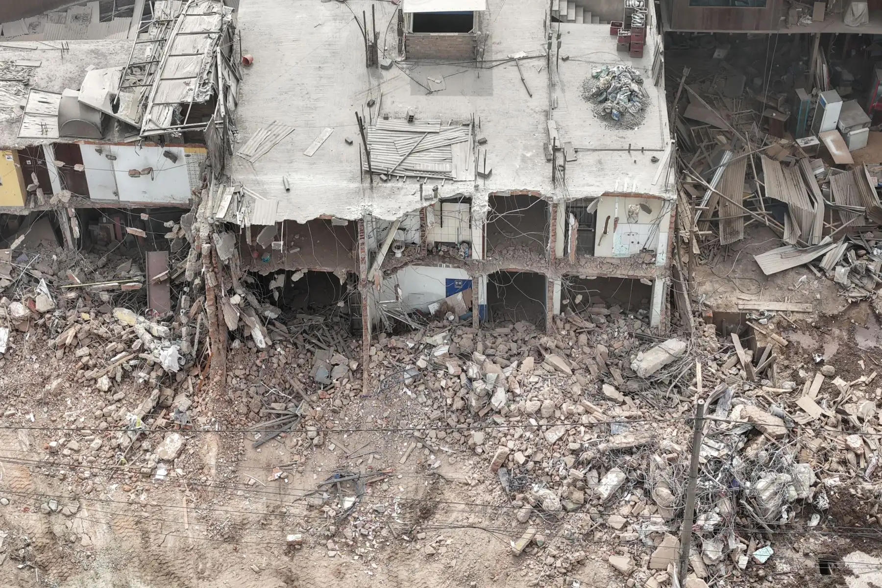 20 inmuebles construidos de manera irregular desde hace más de 20 años en el kilómetro 10 de la Carretera Central, distrito de Ate, fueron demolidos por personal de la Gerencia de Fiscalización y Control de la Municipalidad de Lima, como parte de un plan integral de ordenamiento y recuperación de vías, con el apoyo de la Policía Nacional y la Municipalidad de Ate. 
Foto: ANDINA/Daniel Bracamonte
