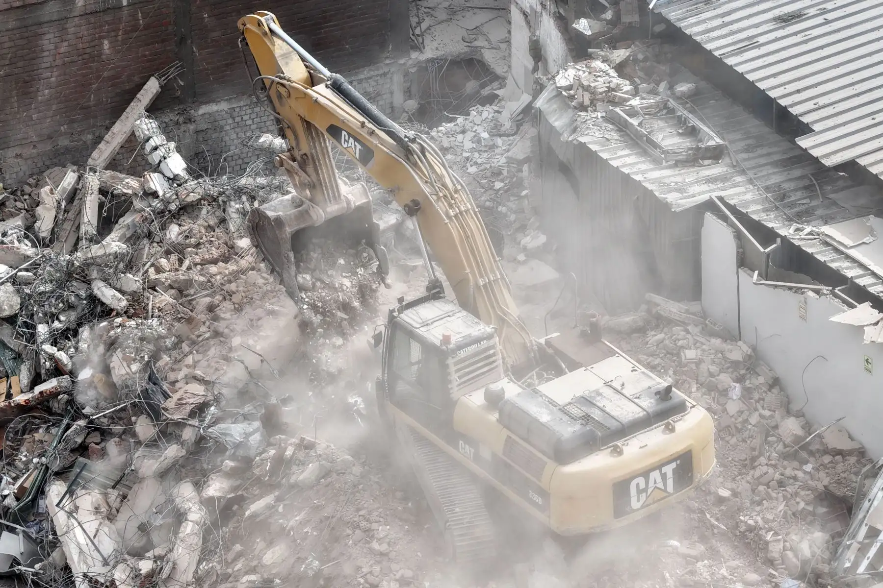 20 inmuebles construidos de manera irregular desde hace más de 20 años en el kilómetro 10 de la Carretera Central, distrito de Ate, fueron demolidos por personal de la Gerencia de Fiscalización y Control de la Municipalidad de Lima, como parte de un plan integral de ordenamiento y recuperación de vías, con el apoyo de la Policía Nacional y la Municipalidad de Ate. 
Foto: ANDINA/Daniel Bracamonte