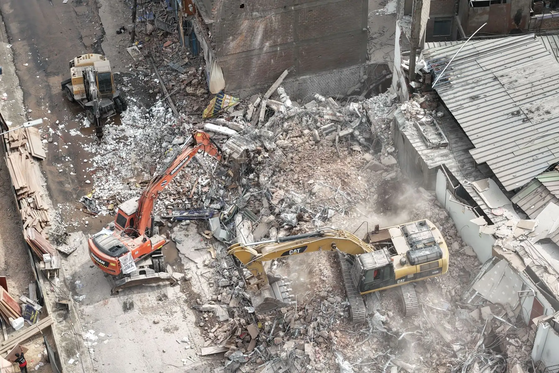 20 inmuebles construidos de manera irregular desde hace más de 20 años en el kilómetro 10 de la Carretera Central, distrito de Ate, fueron demolidos por personal de la Gerencia de Fiscalización y Control de la Municipalidad de Lima, como parte de un plan integral de ordenamiento y recuperación de vías, con el apoyo de la Policía Nacional y la Municipalidad de Ate. 
Foto: ANDINA/Daniel Bracamonte