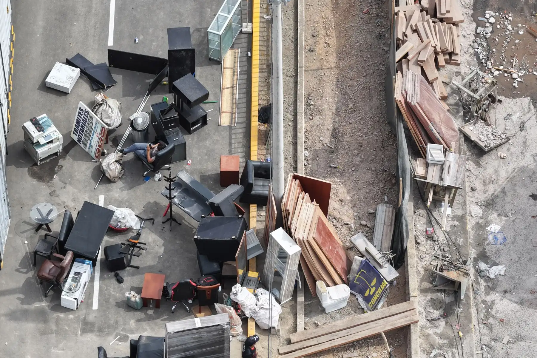 20 inmuebles construidos de manera irregular desde hace más de 20 años en el kilómetro 10 de la Carretera Central, distrito de Ate, fueron demolidos por personal de la Gerencia de Fiscalización y Control de la Municipalidad de Lima, como parte de un plan integral de ordenamiento y recuperación de vías, con el apoyo de la Policía Nacional y la Municipalidad de Ate. 
Foto: ANDINA/Daniel Bracamonte
