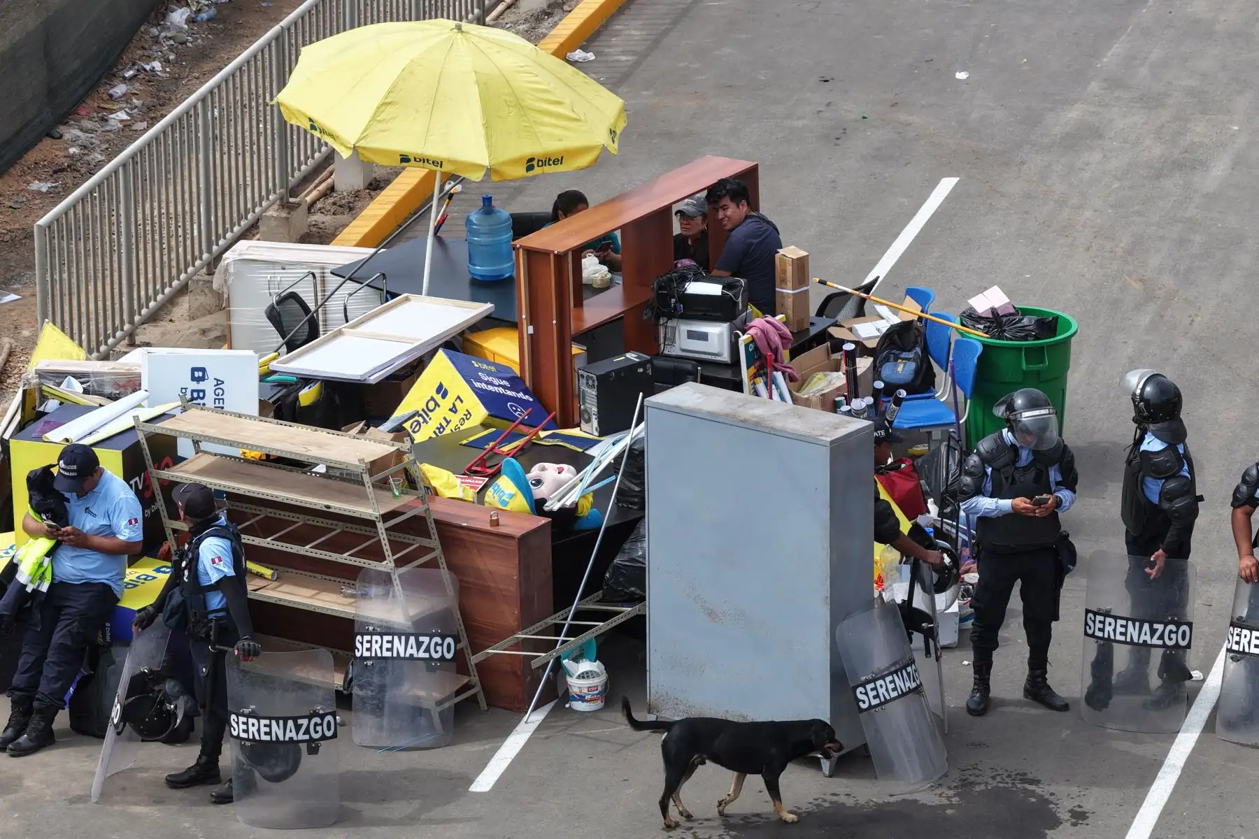 20 inmuebles construidos de manera irregular desde hace más de 20 años en el kilómetro 10 de la Carretera Central, distrito de Ate, fueron demolidos por personal de la Gerencia de Fiscalización y Control de la Municipalidad de Lima, como parte de un plan integral de ordenamiento y recuperación de vías, con el apoyo de la Policía Nacional y la Municipalidad de Ate. 
Foto: ANDINA/Daniel Bracamonte