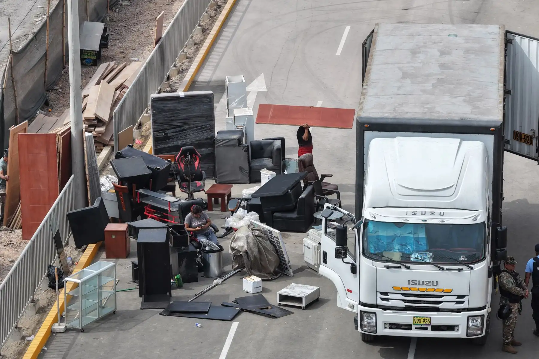 20 inmuebles construidos de manera irregular desde hace más de 20 años en el kilómetro 10 de la Carretera Central, distrito de Ate, fueron demolidos por personal de la Gerencia de Fiscalización y Control de la Municipalidad de Lima, como parte de un plan integral de ordenamiento y recuperación de vías, con el apoyo de la Policía Nacional y la Municipalidad de Ate. 
Foto: ANDINA/Daniel Bracamonte