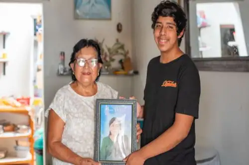 Día madre abuela que cuidó a su nieto y lo apoyó para ganar Beca 18