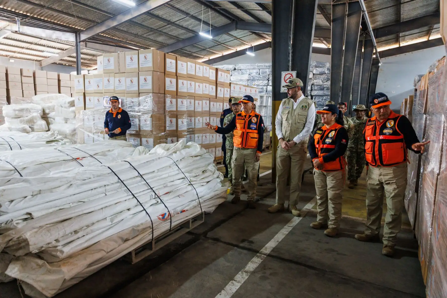 En coordinación con el Instituto Nacional de Defensa Civil Perú y las Fuerzas Armadas, el ministro de Defensa, Amadeo Javier Flores Carcagno, supervisó la entrega de ayuda humanitaria. Dos toneladas de quinua fueron entregadas a la Municipalidad Distrital de Bolívar, Cajamarca, y otras dos a la Municipalidad Distrital de Kañaris, Lambayeque, ante situaciones de emergencia. Foto: Mindef